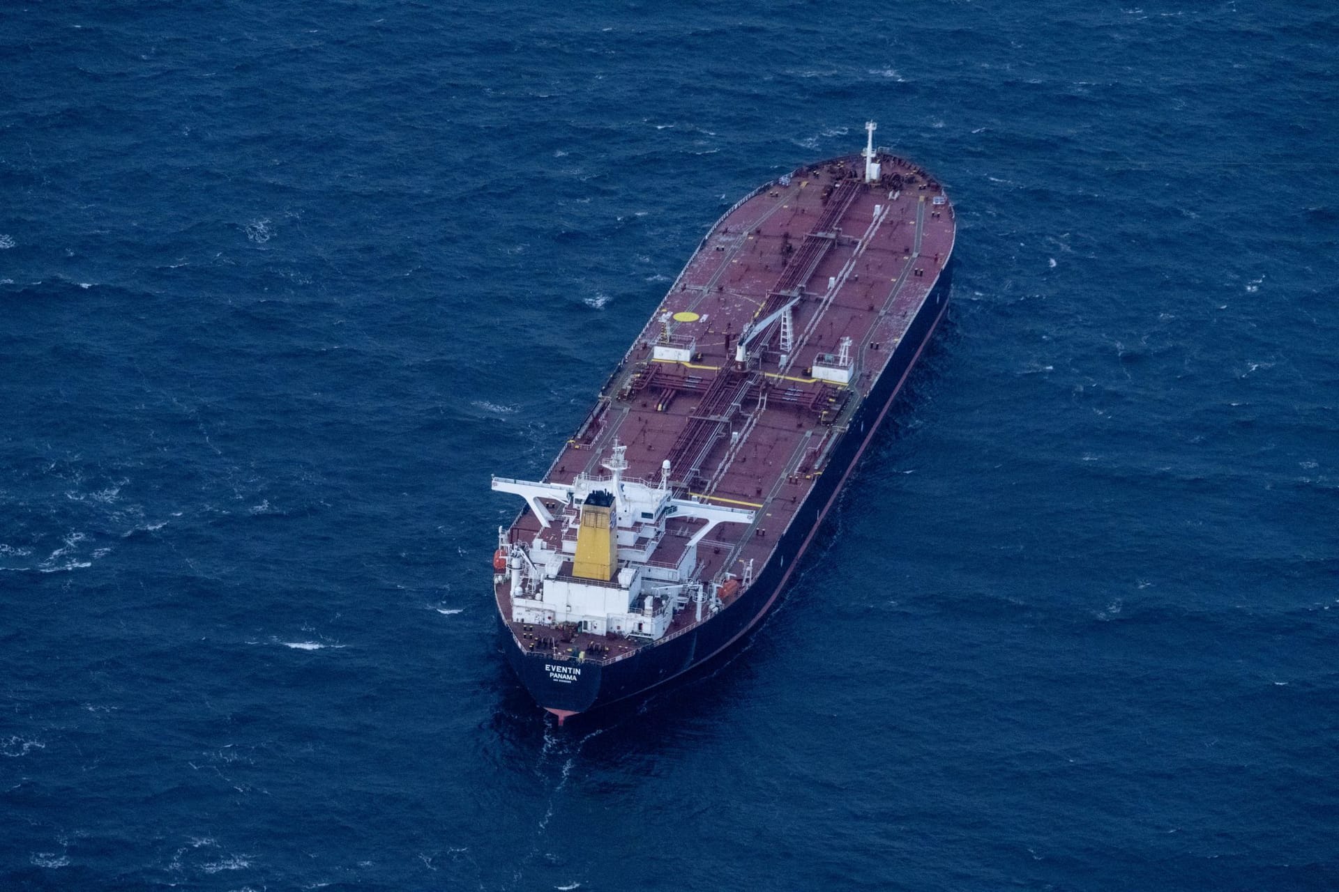 Blick auf den manövrierunfähigen Öltanker "Eventin" vor der Küste der Insel Rügen. Der unter der Flagge Panamas fahrende Öltanker ist mehrere Stunden manövrierunfähig vor Rügen in der Ostsee getrieben.