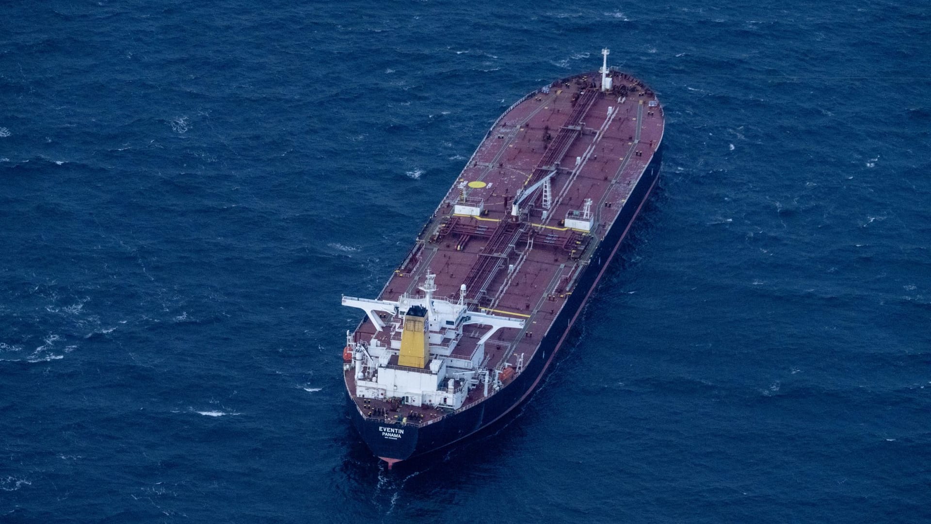 Blick auf den manövrierunfähigen Öltanker "Eventin" vor der Küste der Insel Rügen. Der unter der Flagge Panamas fahrende Öltanker ist mehrere Stunden manövrierunfähig vor Rügen in der Ostsee getrieben.