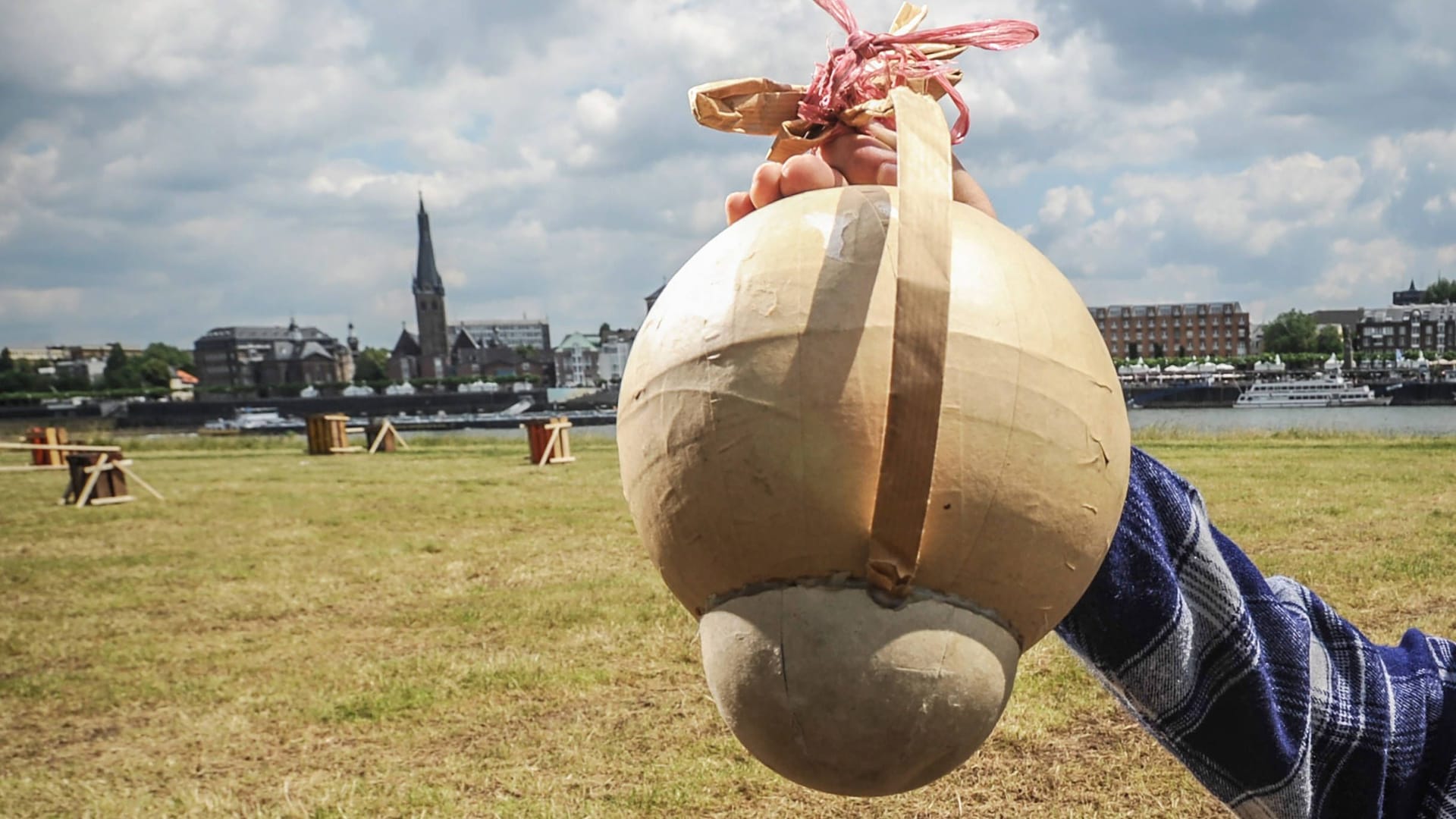 Das Archivbild aus Düsseldorf zeigt eine Kugelbombe fürr ein offizielles Feuerwerk.