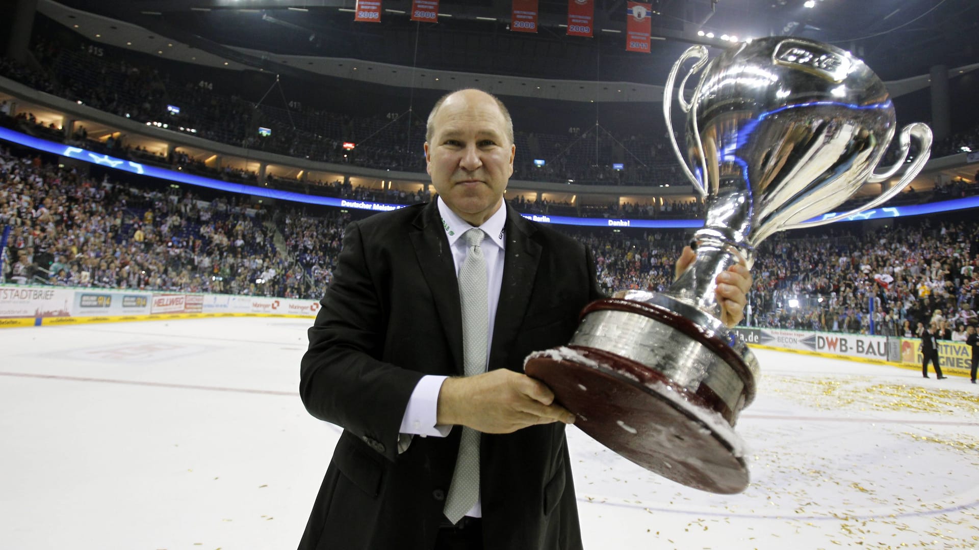 Don Jackson feiert die Meisterschaft 2012 mit den Eisbären (Archivbild): Unter seiner Leitung wurden die Berliner zum Rekordtitelträger der DEL.