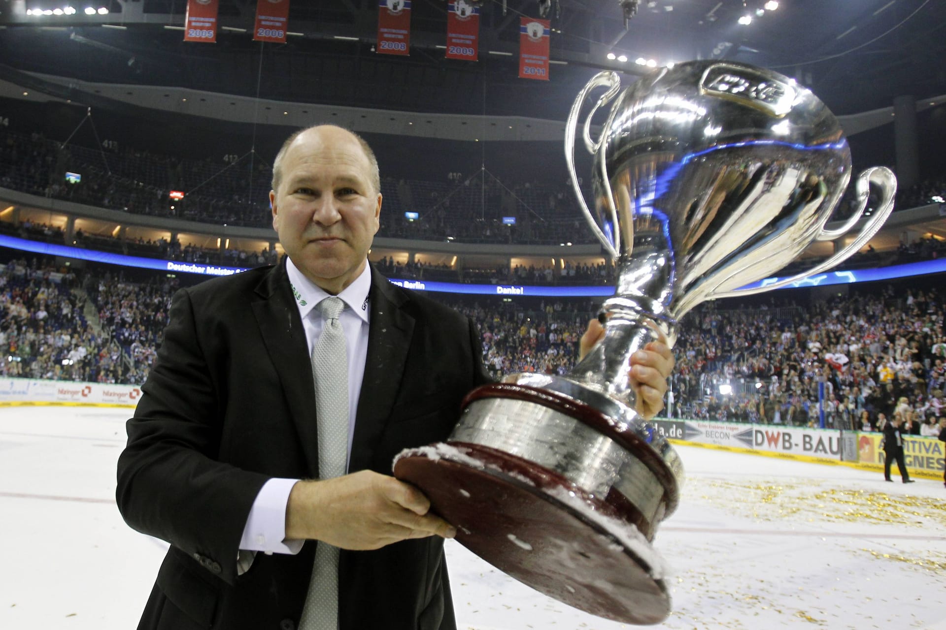 Don Jackson feiert die Meisterschaft 2012 mit den Eisbären (Archivbild): Unter seiner Leitung wurden die Berliner zum Rekordtitelträger der DEL.