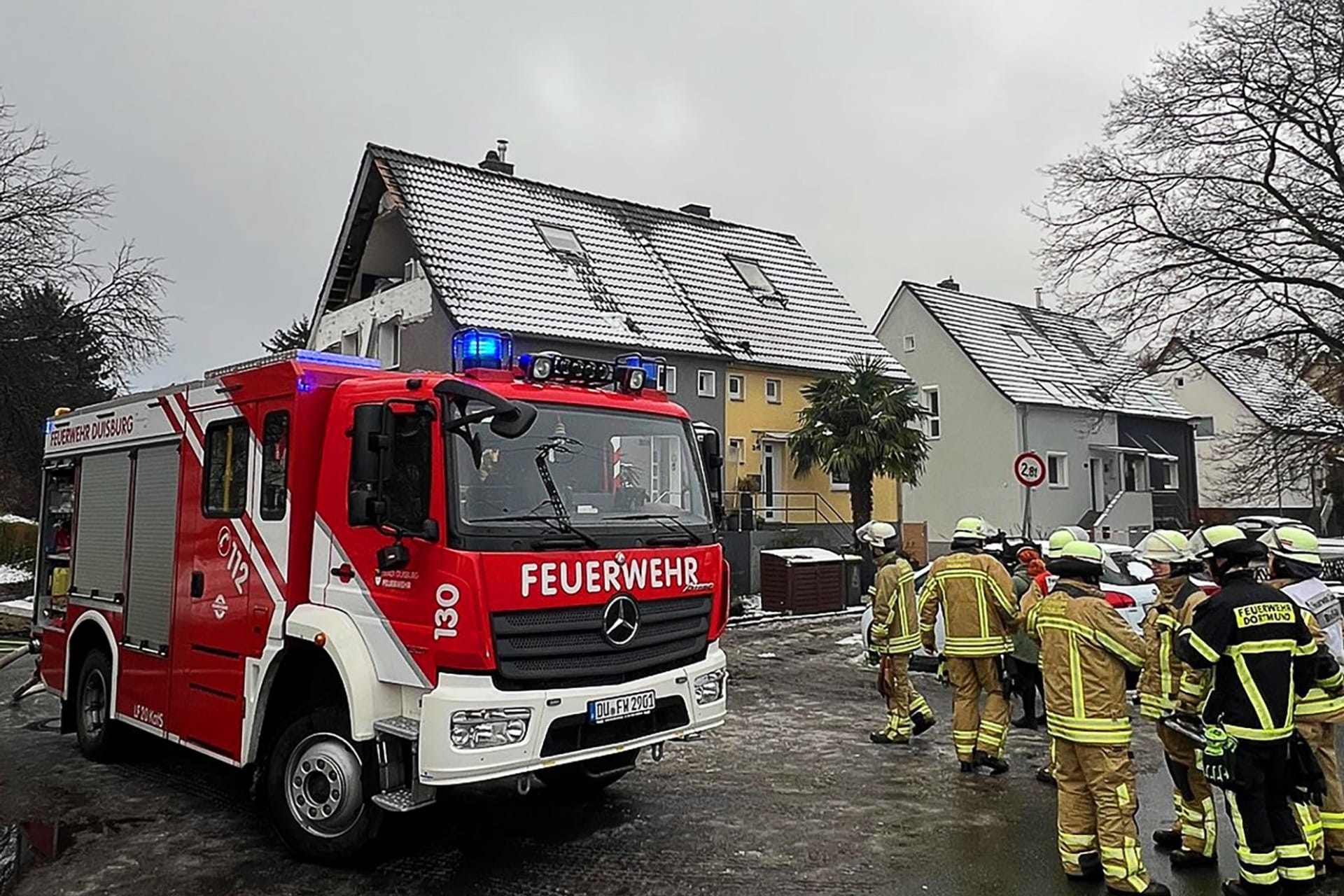 Hausgiebel nach Verpuffung eingestürzt - Toter geborgen