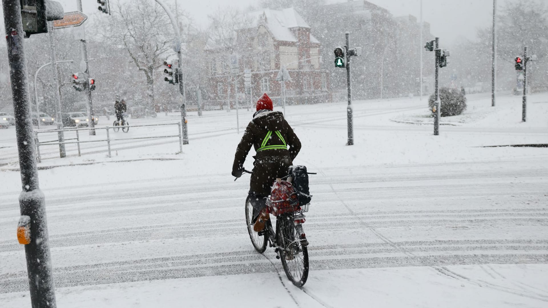 Hamburg: Radfahrer bei starkem Schneefall.