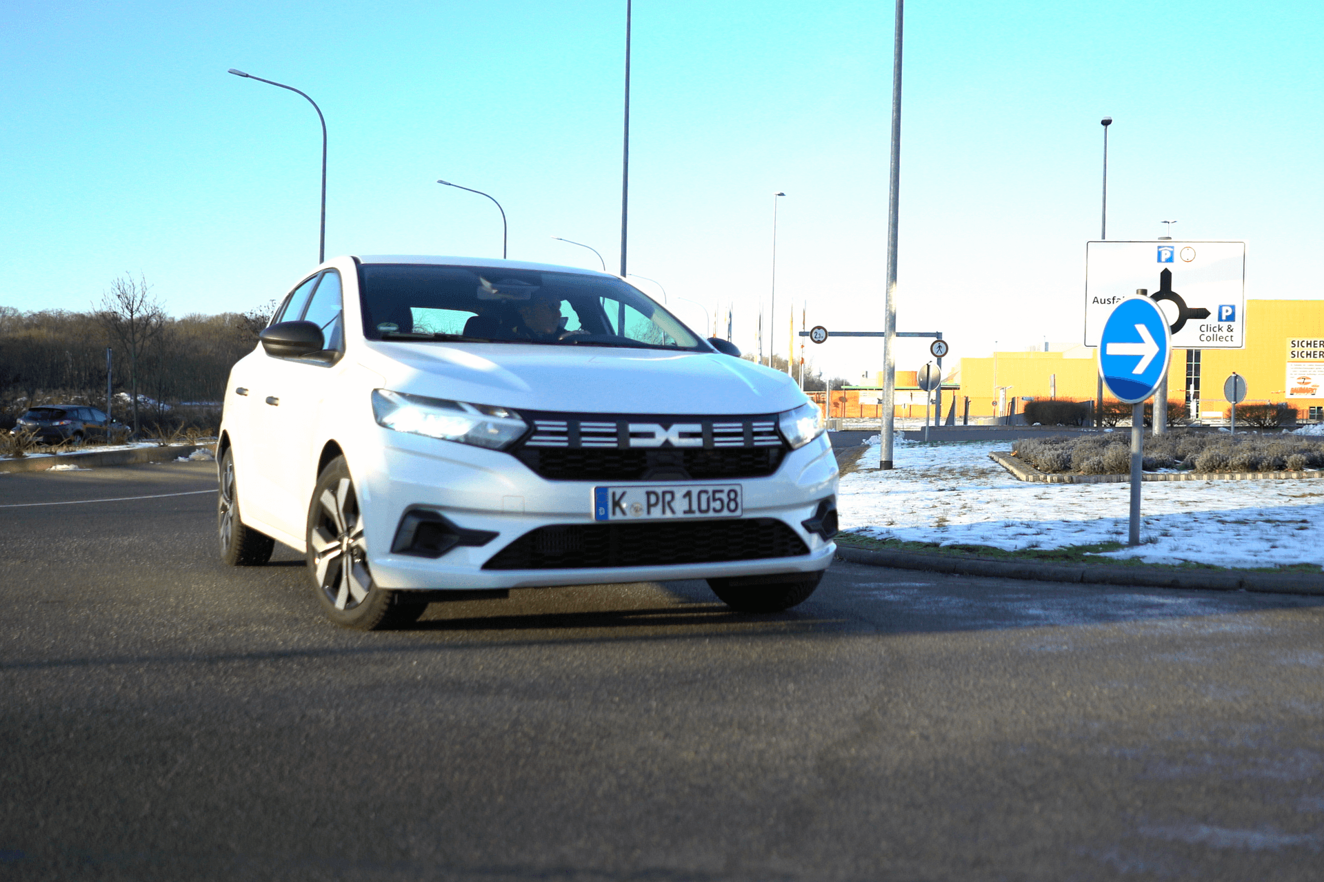 In voller Fahrt: Die Motorisierung reicht für den rund 1,1 Tonnen schweren Kleinwagen aus.