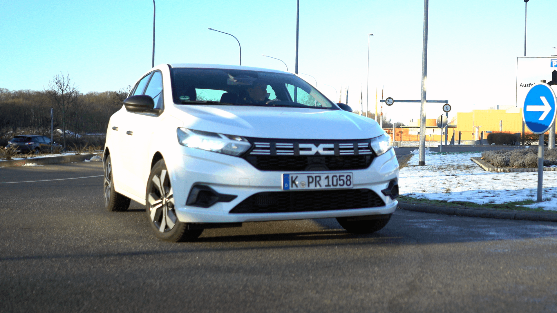 In voller Fahrt: Die Motorisierung reicht für den rund 1,1 Tonnen schweren Kleinwagen aus.