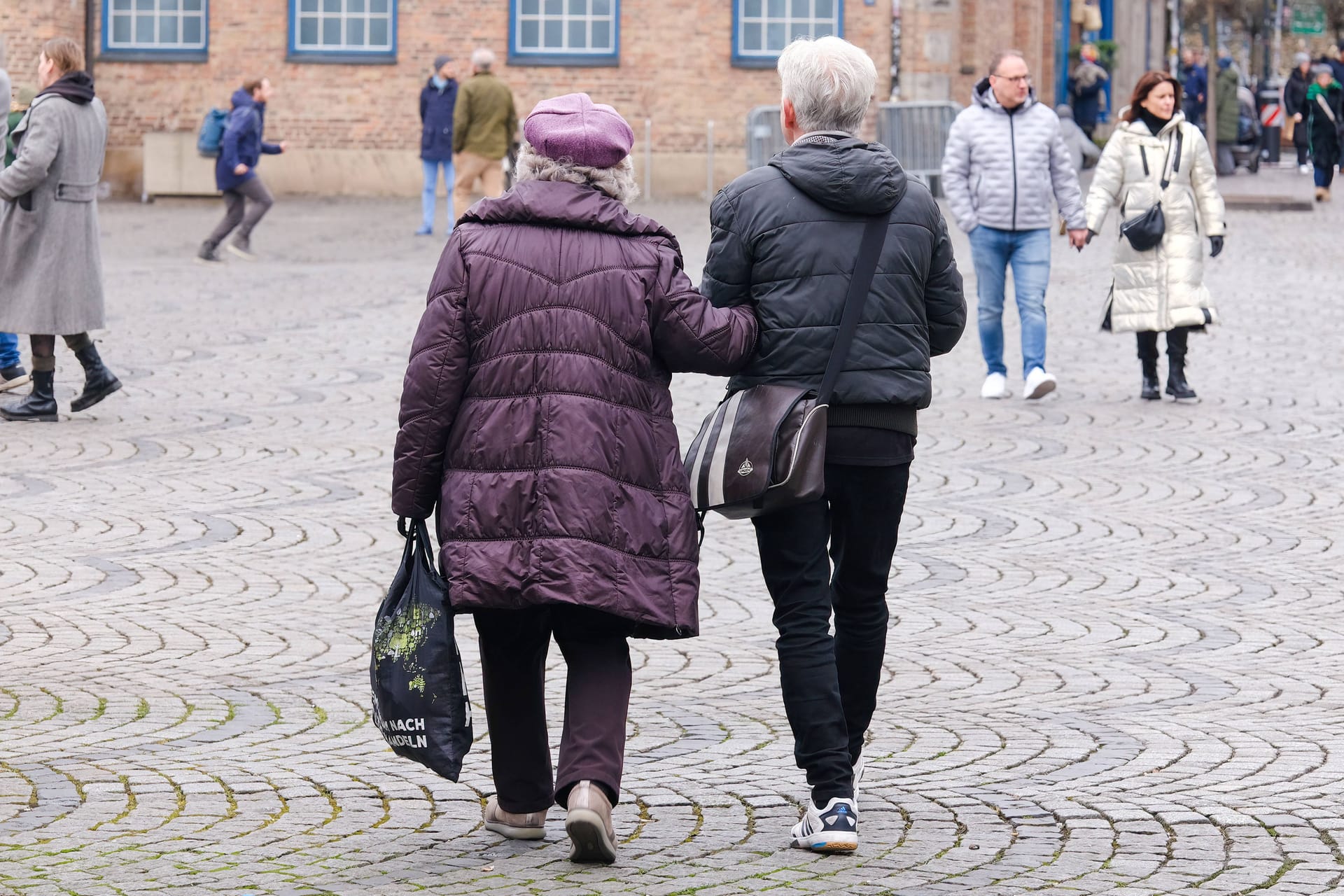 Ein Senioren-Paar geht durch die Stadt (Symbolbild): Die Rentenbezüge sind regional sehr unterschiedlich.