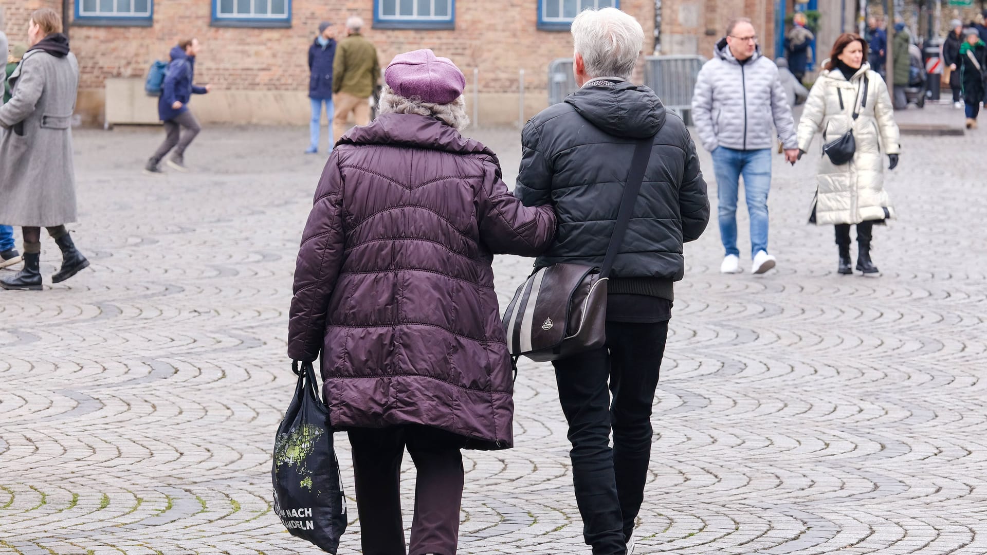 Ein Senioren-Paar geht durch die Stadt (Symbolbild): Die Rentenbezüge sind regional sehr unterschiedlich.