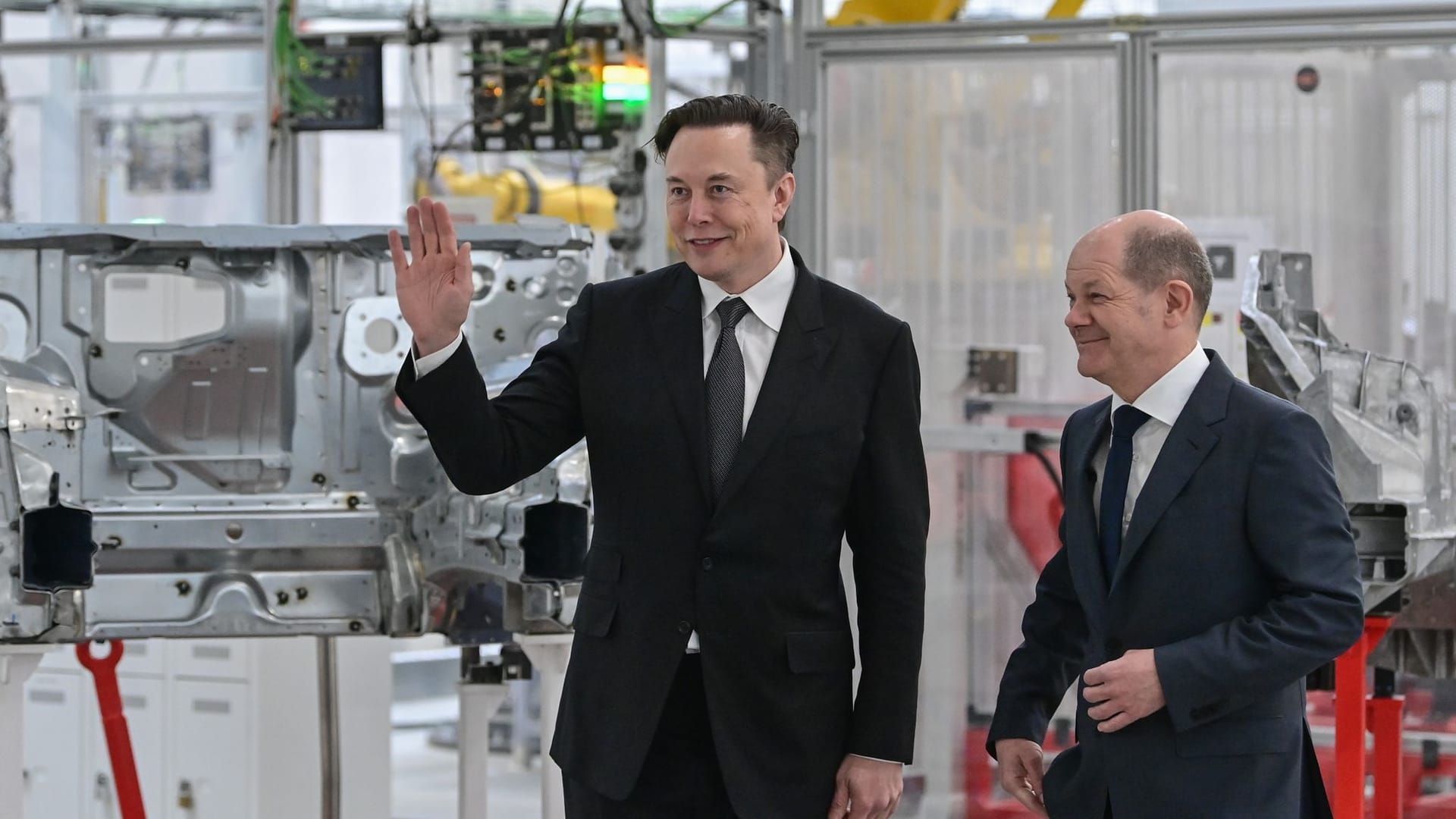 Olaf Scholz (r) und Elon Musk (Archivbild): Der Milliardär ist nicht nur in den USA mächtig.