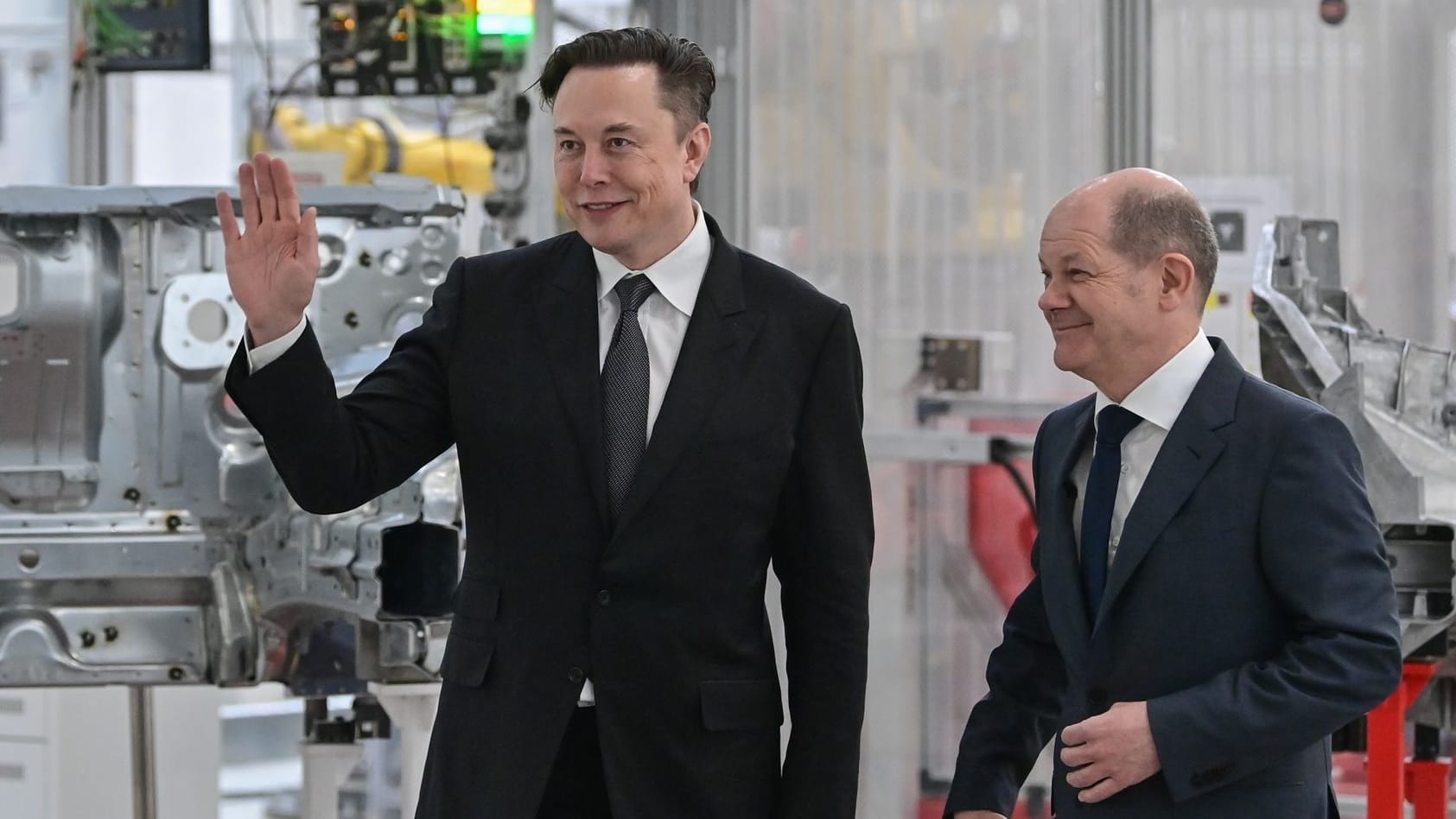 Olaf Scholz (r) und Elon Musk (Archivbild): Der Milliardär ist nicht nur in den USA mächtig.