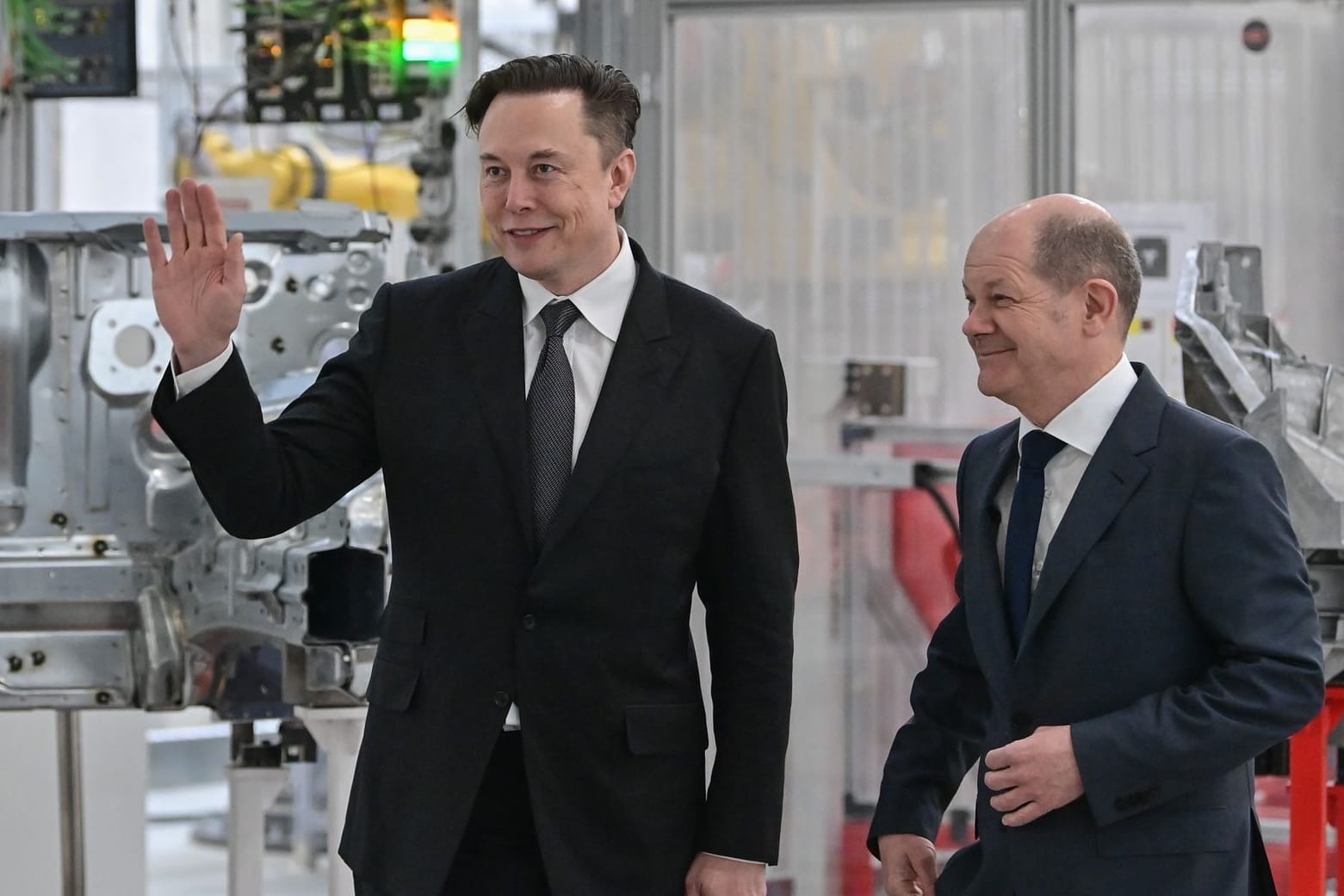 Olaf Scholz (r) und Elon Musk (Archivbild): Der Milliardär ist nicht nur in den USA mächtig.