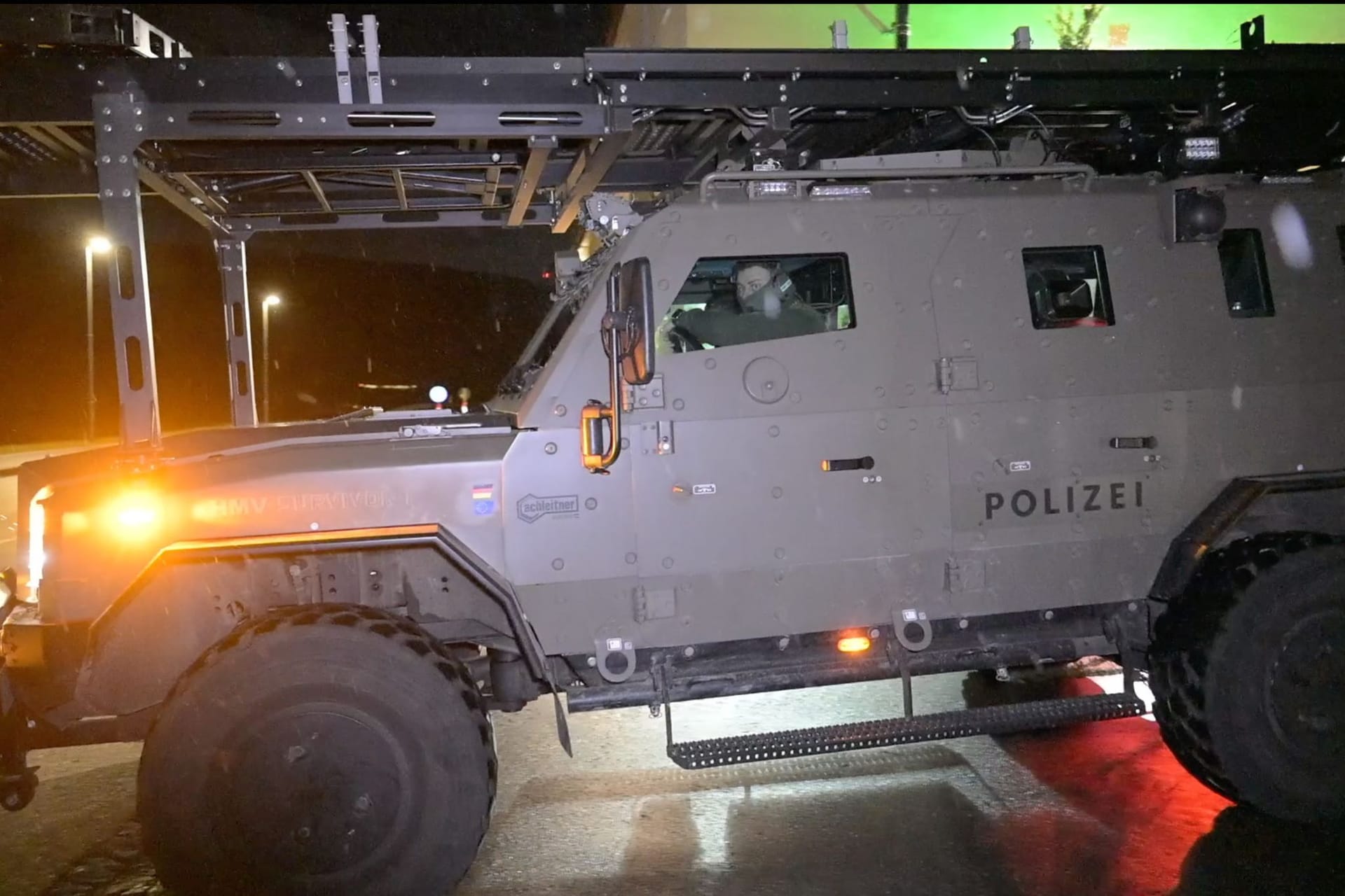 Ein gepanzertes Polizeifahrzeug ist am Abend in Stadtteil Ihlingen bei Horb am Neckar im Einsatz.