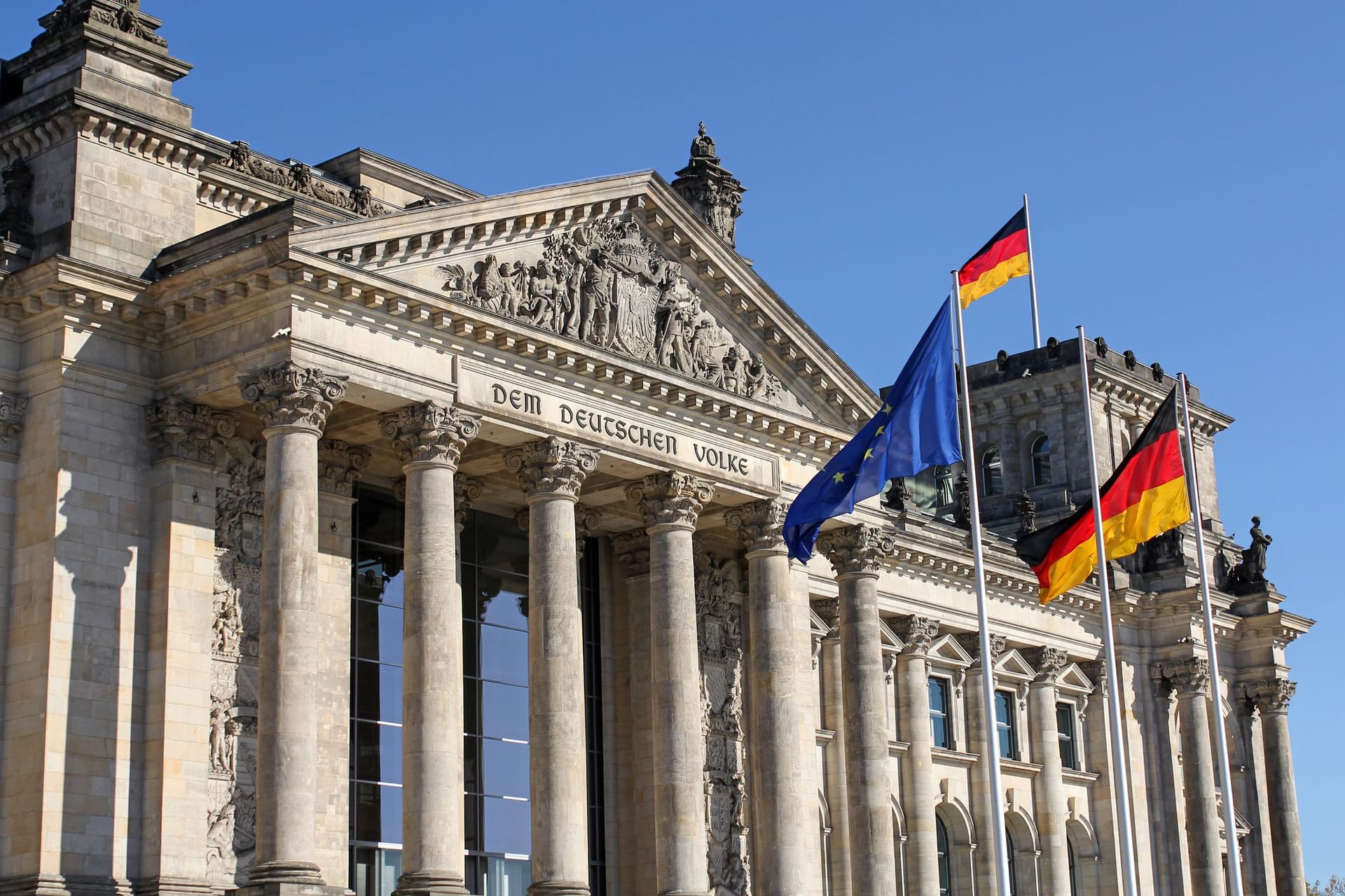 Vor dem Deutschen Bundestag weht die Deutschlandfahne