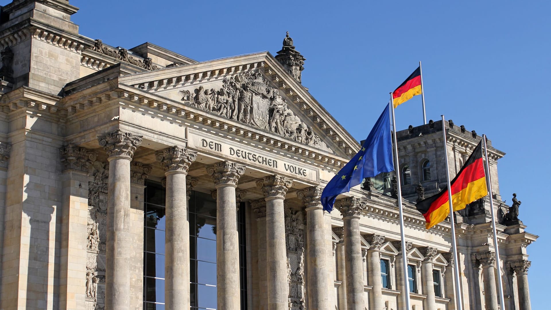 Vor dem Deutschen Bundestag weht die Deutschlandfahne