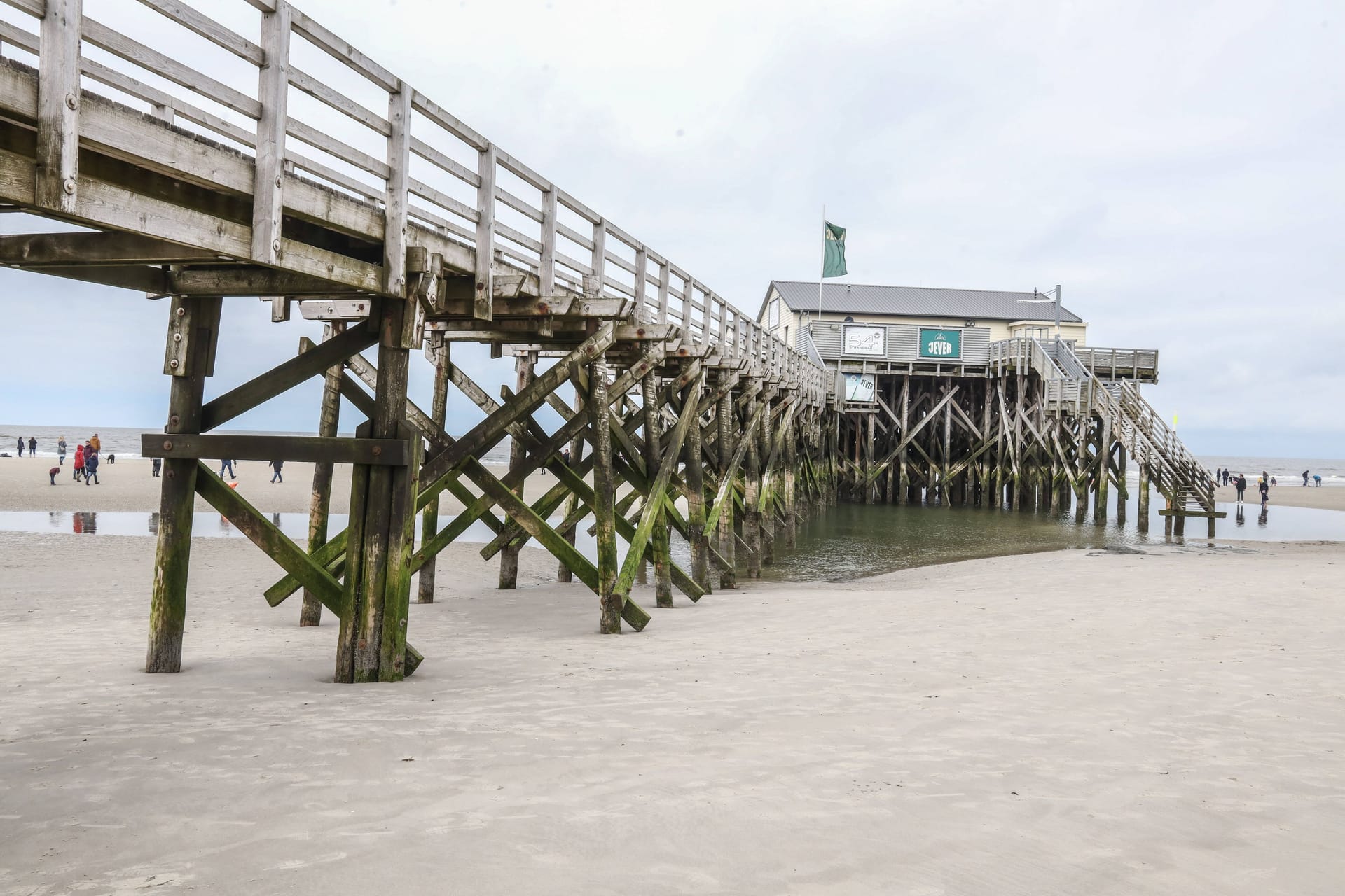 Die alte Strandbar "54° Nord": Der Pfahlbau hält dem Wasser nicht mehr stand.