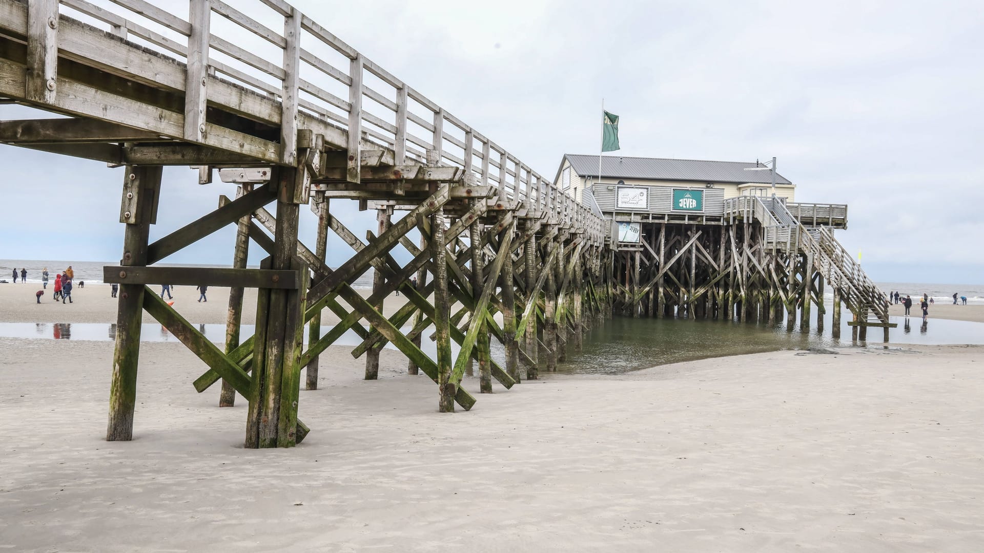 Die alte Strandbar "54° Nord": Der Pfahlbau hält dem Wasser nicht mehr stand.