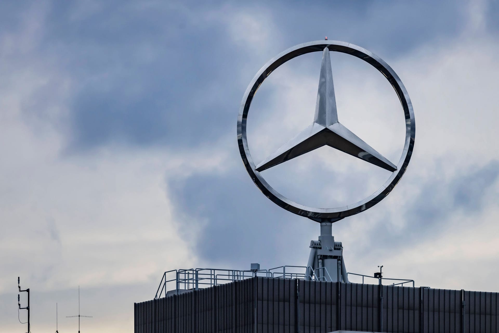 Der Glanz verblasst: Mercedes verliert in der Luxusklasse an Boden.