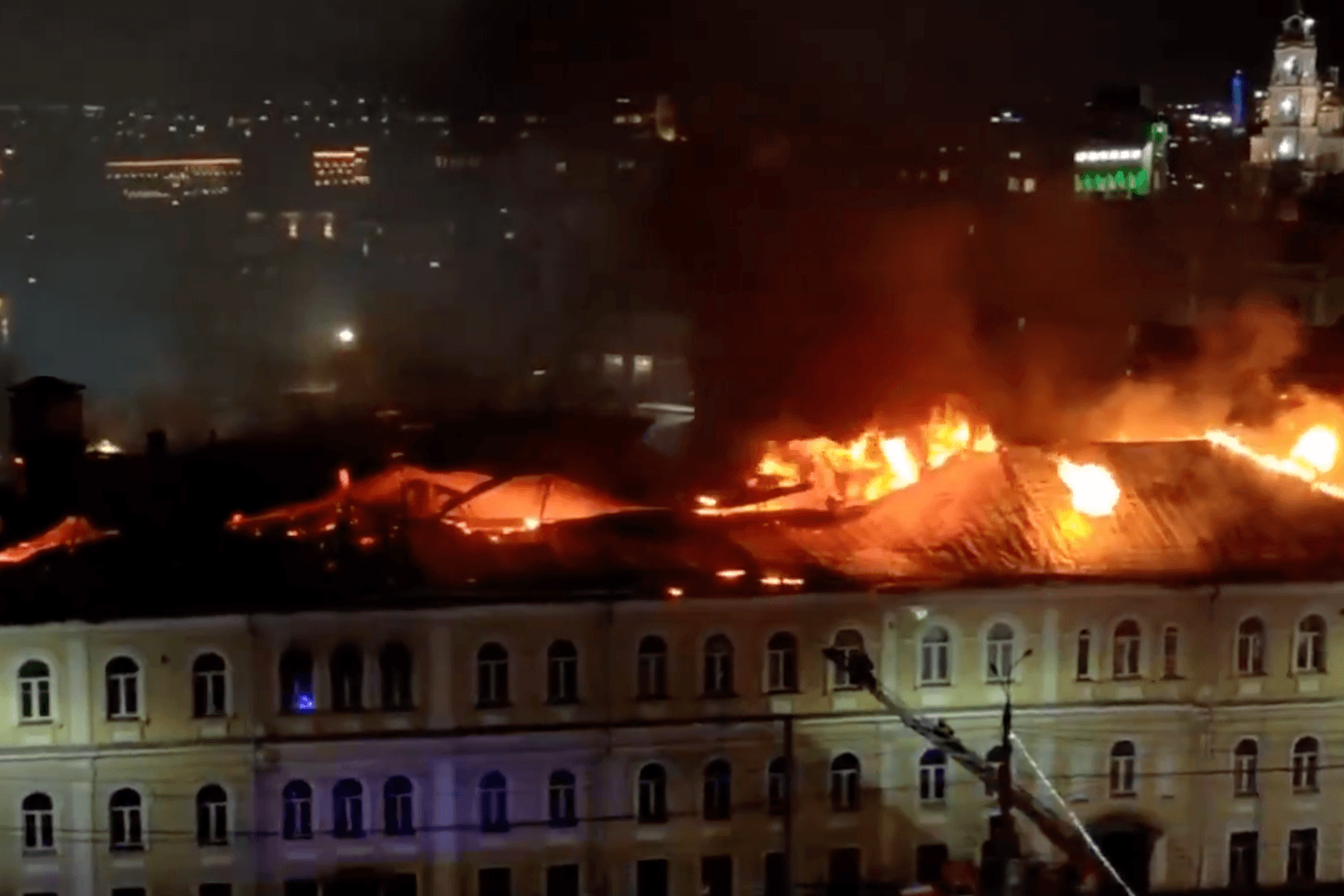 Ein Militärkrankenhaus in Tula brennt lichterloh.