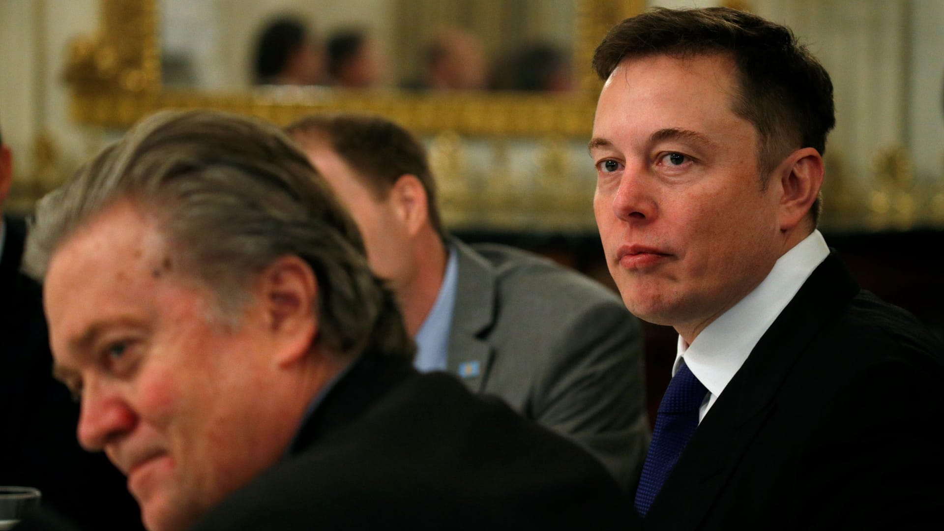 Tech-Milliardär Elon Musk (rechts) und Politik-Stratege Steve Bannon (links) im Weißen Haus 2017: Alte Bekannte, die sich jetzt bekämpfen.