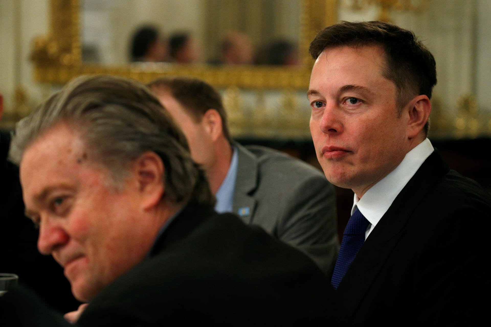 Tech-Milliardär Elon Musk (rechts) und Politik-Stratege Steve Bannon (links) im Weißen Haus 2017: Alte Bekannte, die sich jetzt bekämpfen.