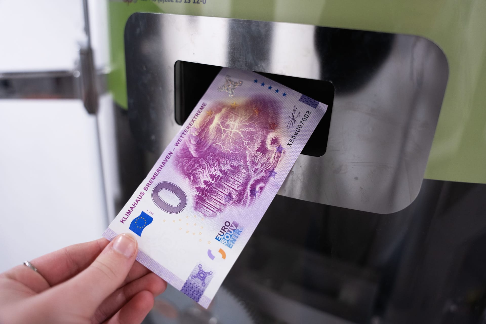 Null Euro stehen auf dem neuen Schein des Klimahauses, dennoch ist das Zahlungsmittel offizielle von der Europäischen Zentralbank als Zahlungsmittel anerkannt.