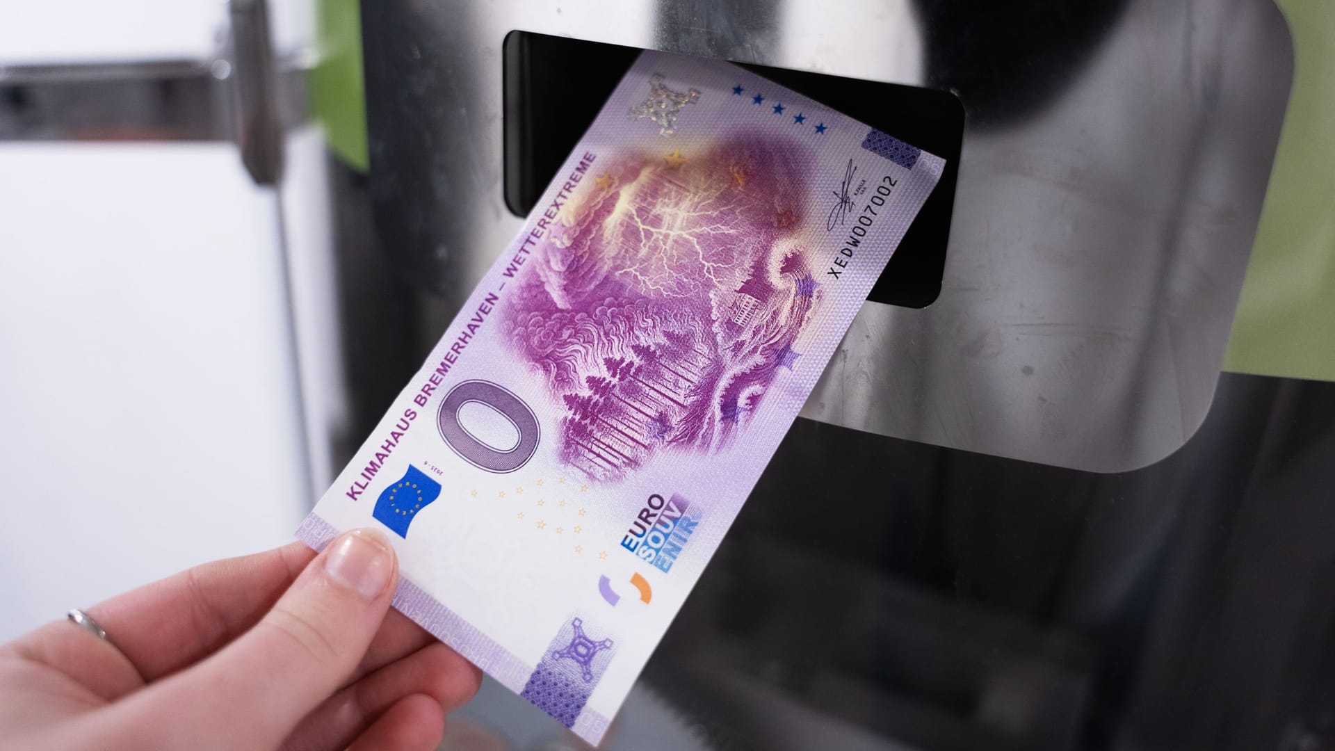 Null Euro stehen auf dem neuen Schein des Klimahauses, dennoch ist das Zahlungsmittel offizielle von der Europäischen Zentralbank als Zahlungsmittel anerkannt.