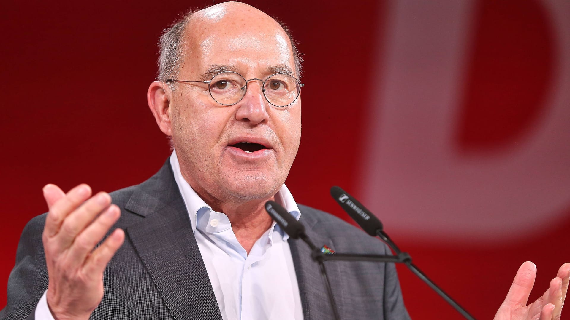 Gregor Gysi: Der 77-Jährige hat ein Herz für zwei Bundesligisten.