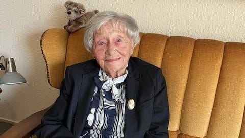 Ottilie Reimers in ihrem Apartment im Rosenhof Großhansdorf: Sie wird am Donnerstag 112 Jahre alt.