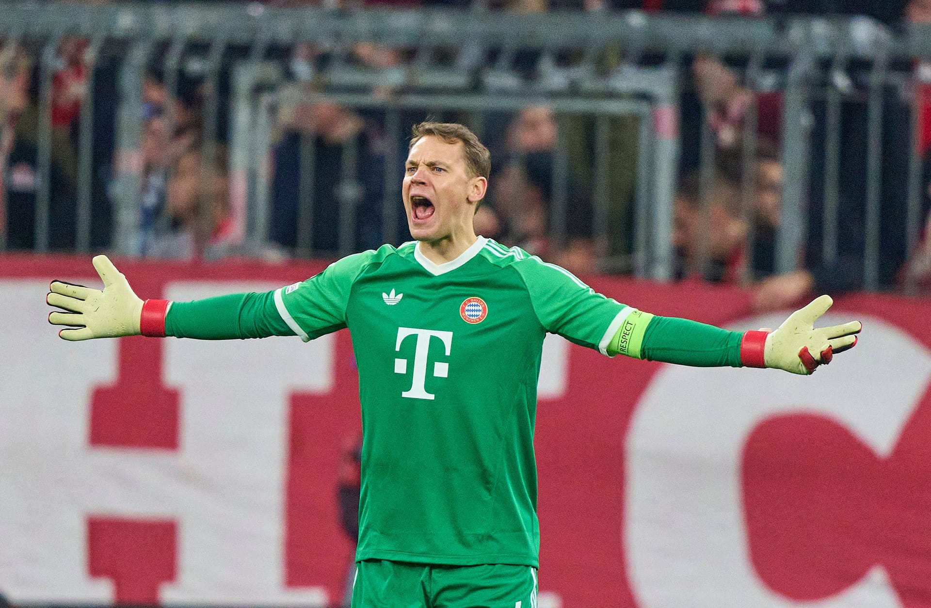 Manuel Neuer: Machte sein 147. Champions-League-Spiel. Bewahrte sein Team mit einer starken Parade gegen Barseghyan vor dem Ausgleich (26.). Verteidigte an der Mittellinie und leitete von dort mit einem langen Ball den Angriff ein (52.). War da, wenn er gebraucht wurde. Note 2