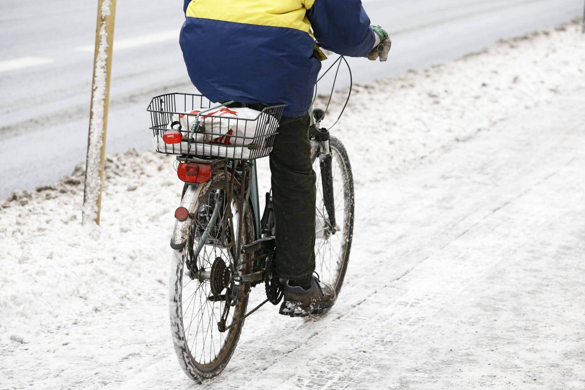 Radfahrer fährt durch den Schnee (Symbolbild): Bei dem Unfall verletzte sich der Mann am Kopf.