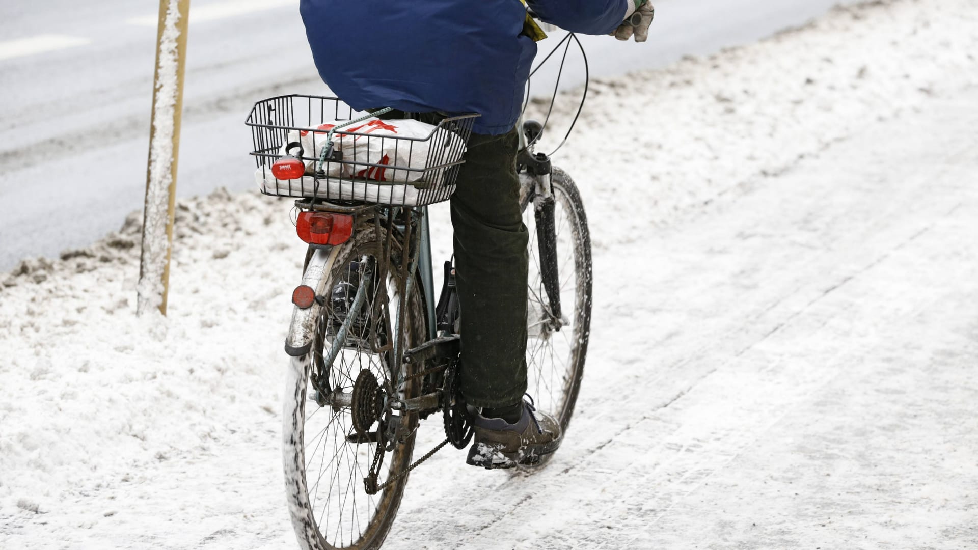 Radfahrer fährt durch den Schnee (Symbolbild): Bei dem Unfall verletzte sich der Mann am Kopf.