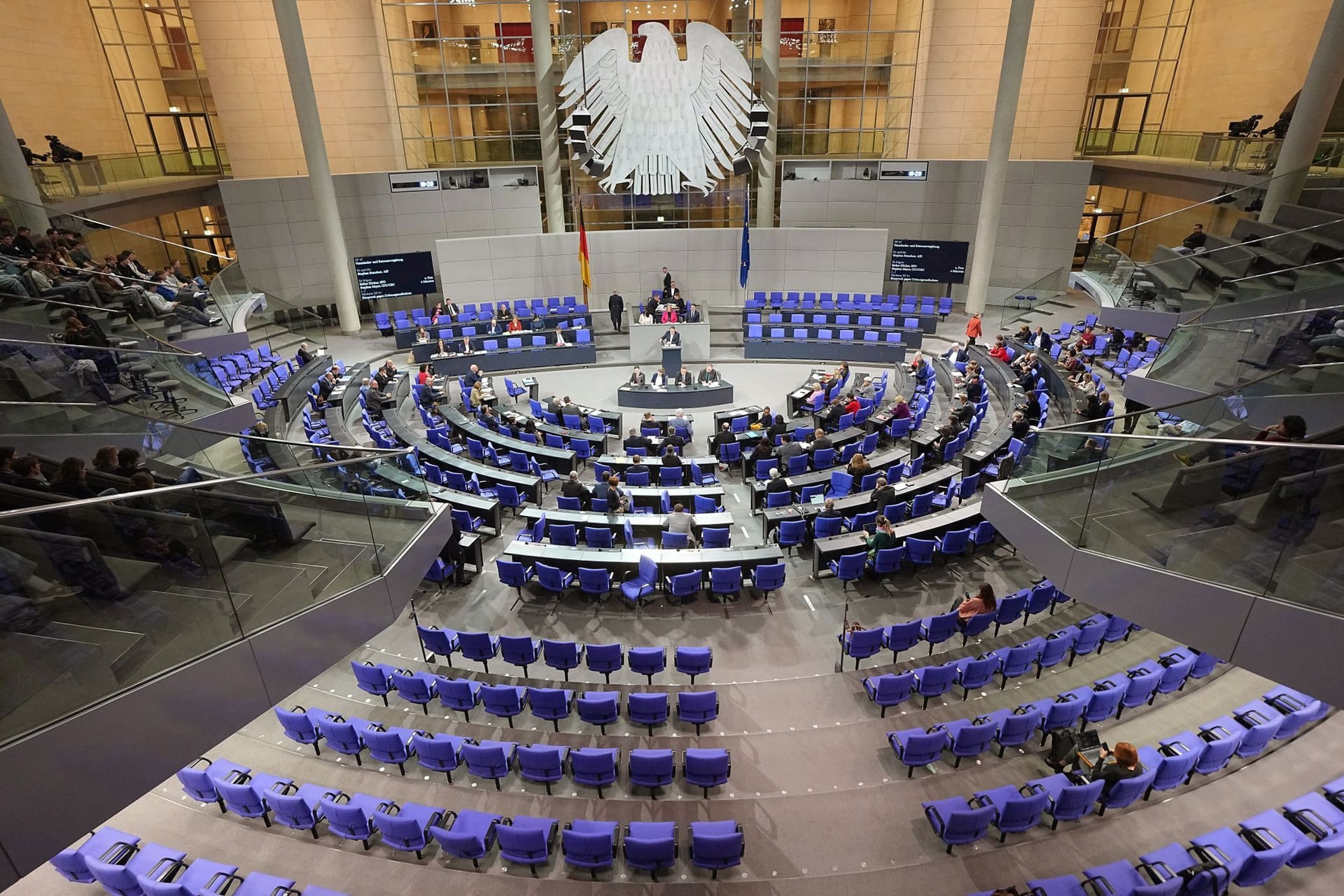 Blick in den Plenarsaal: Der Bundestag nach der Abstimmung über das "Zustrombegrenzungsgesetz" der Union zur Eindämmung der Migration.