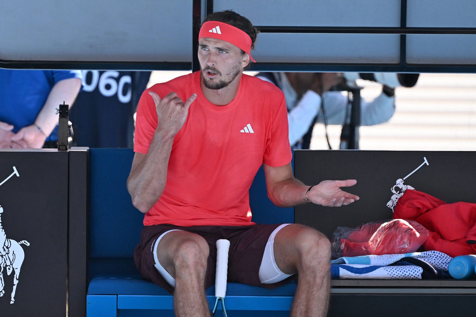 Alexander Zverev nimmt gegen Novak Djokovic den Call ins Finale der Australian Open entgegen.