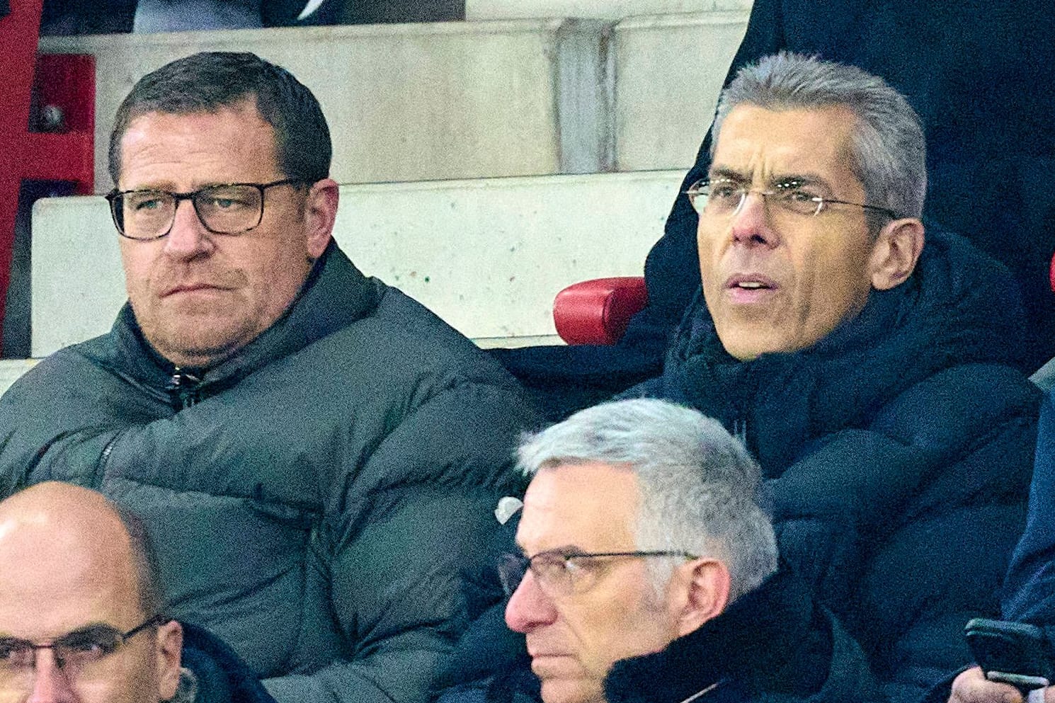 Michael Diederich (r.) neben Sportvorstand Max Eberl auf der Tribüne bei einem Spiel des FC Bayern.