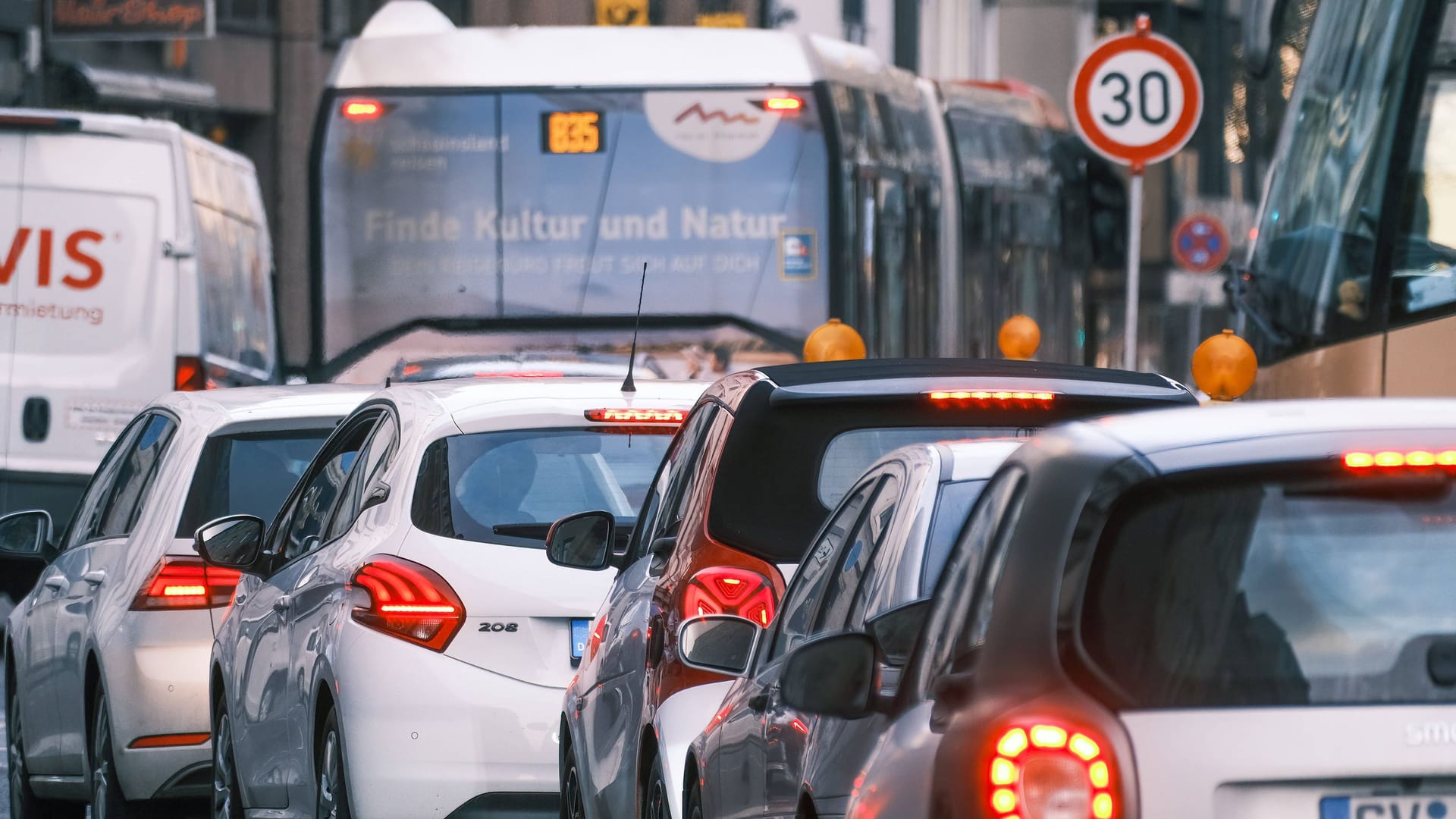 Stau in der Düsseldorfer Innenstadt (Symbolbild): Sollte innerorts Tempo 30 gelten?