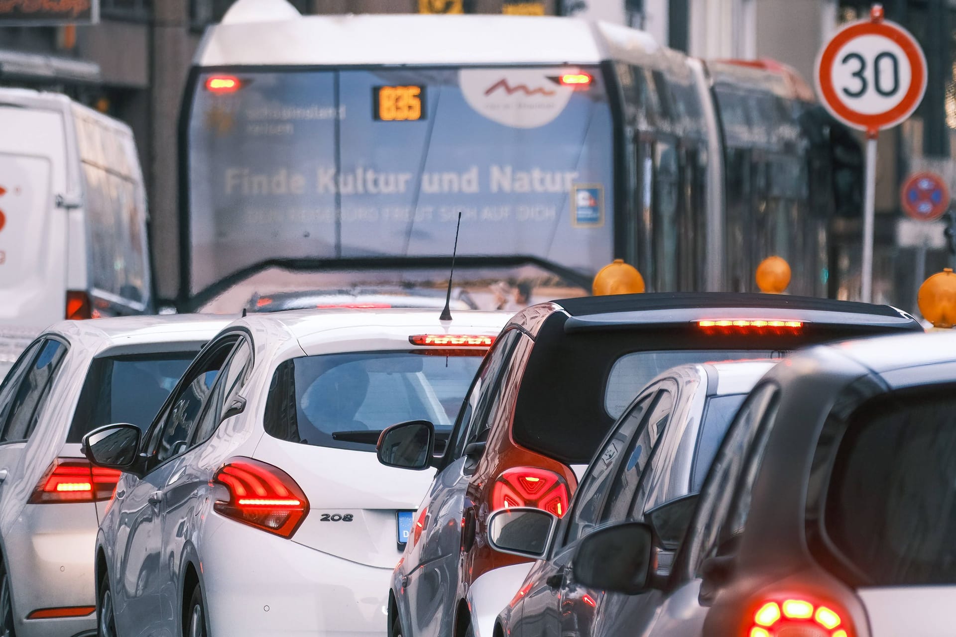 Stau in der Düsseldorfer Innenstadt (Symbolbild): Sollte innerorts Tempo 30 gelten?