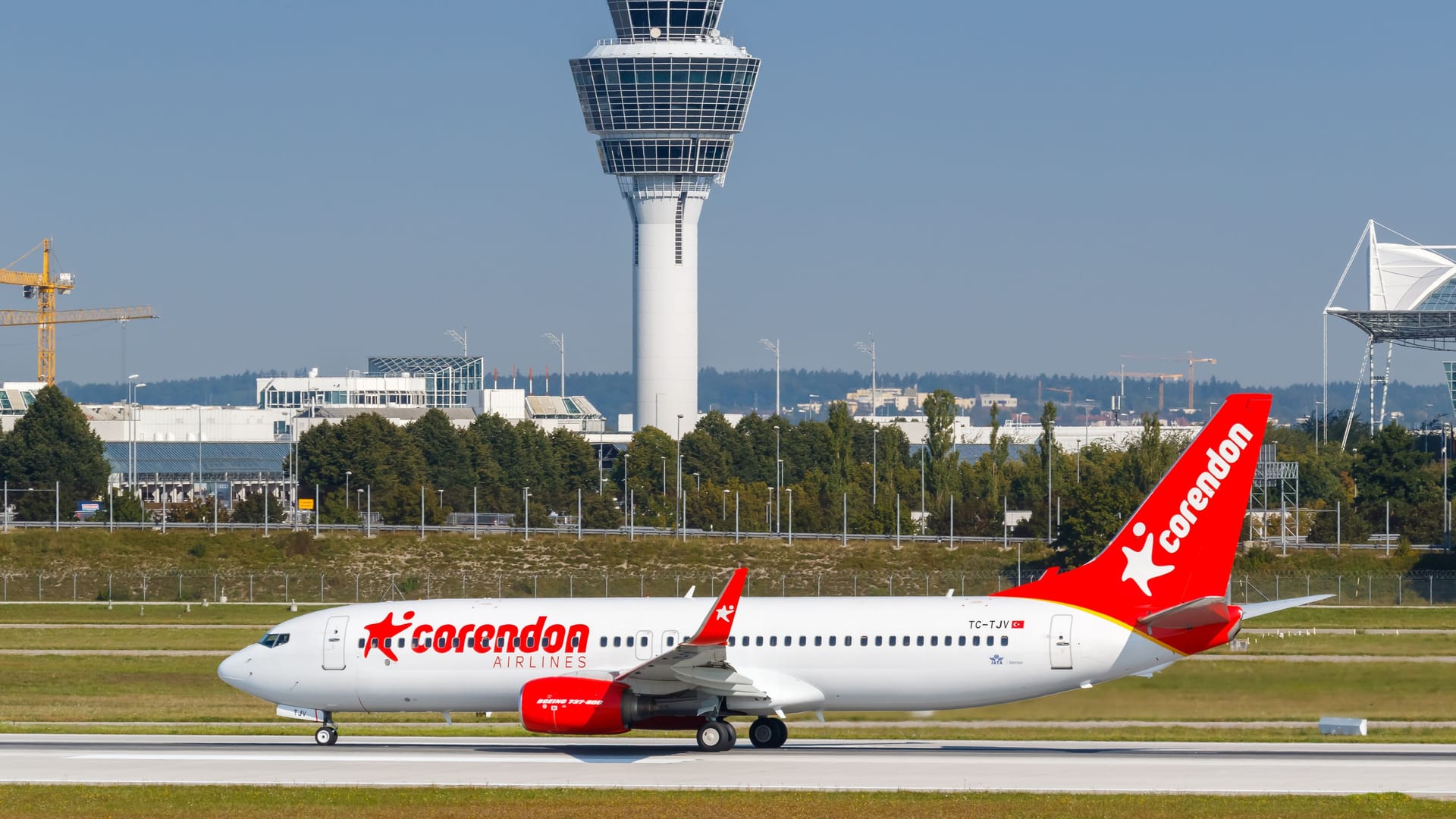 Die türkische Fluggesellschaft Corendon Airlines bietet auf ihren Flügen zwischen München und Antalya ein Menü mit Döner und Ayran an. (Archivbild)