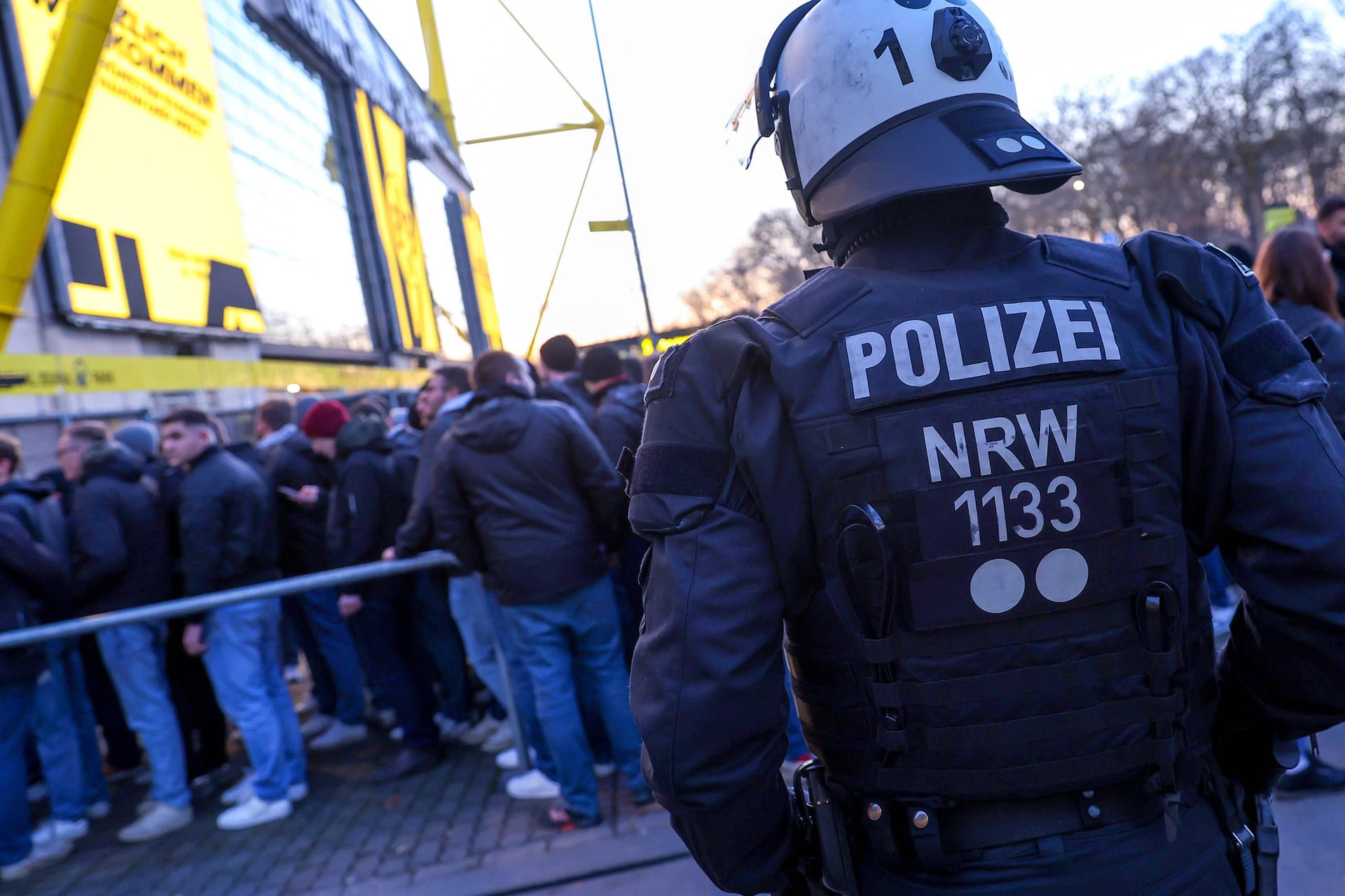 Ein Polizist: Er steht vor dem Signal Iduna Park in Dortmund (Symbolbild).