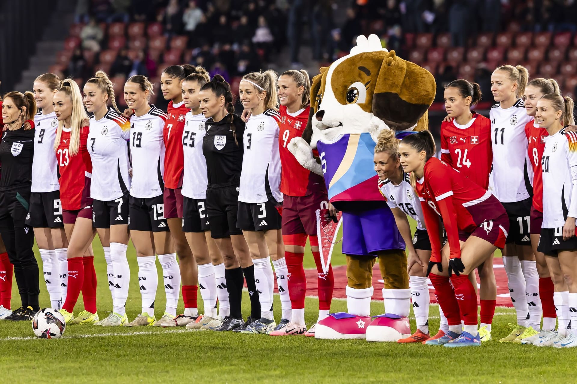 Fußball-Nationalspielerinnen mit EM-Maskottchen