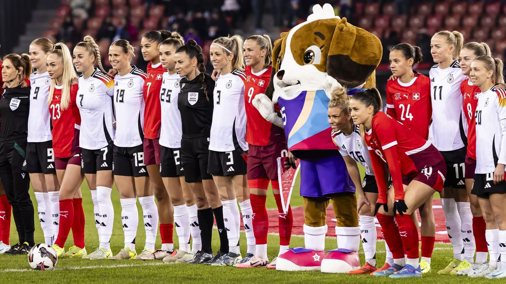 Fußball-Nationalspielerinnen mit EM-Maskottchen