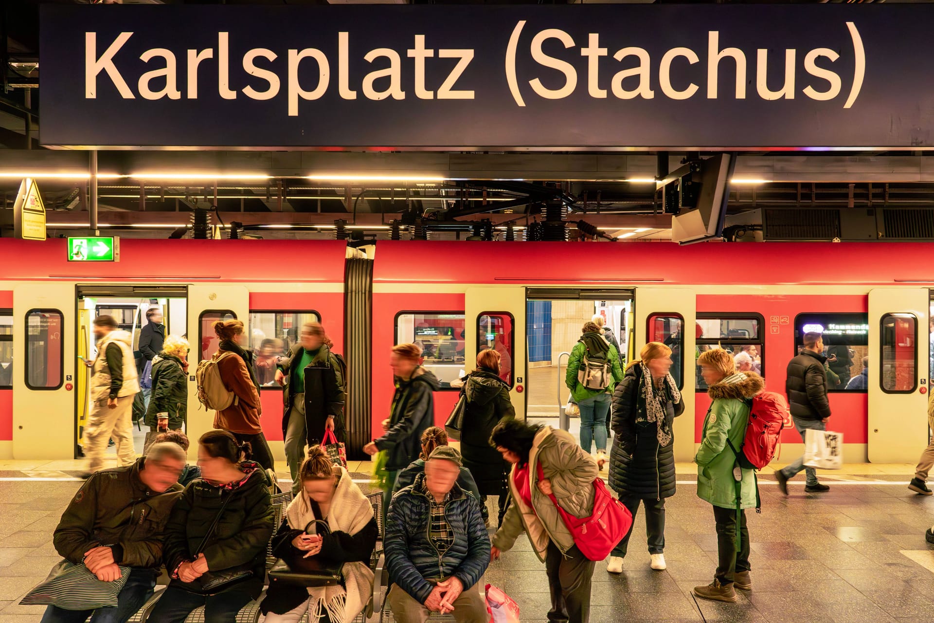 Menschen warten am Karlsplatz auf eine S-Bahn (Archivbild): Nach rund einer Stunde konnte die Polizei den Einsatz beenden.