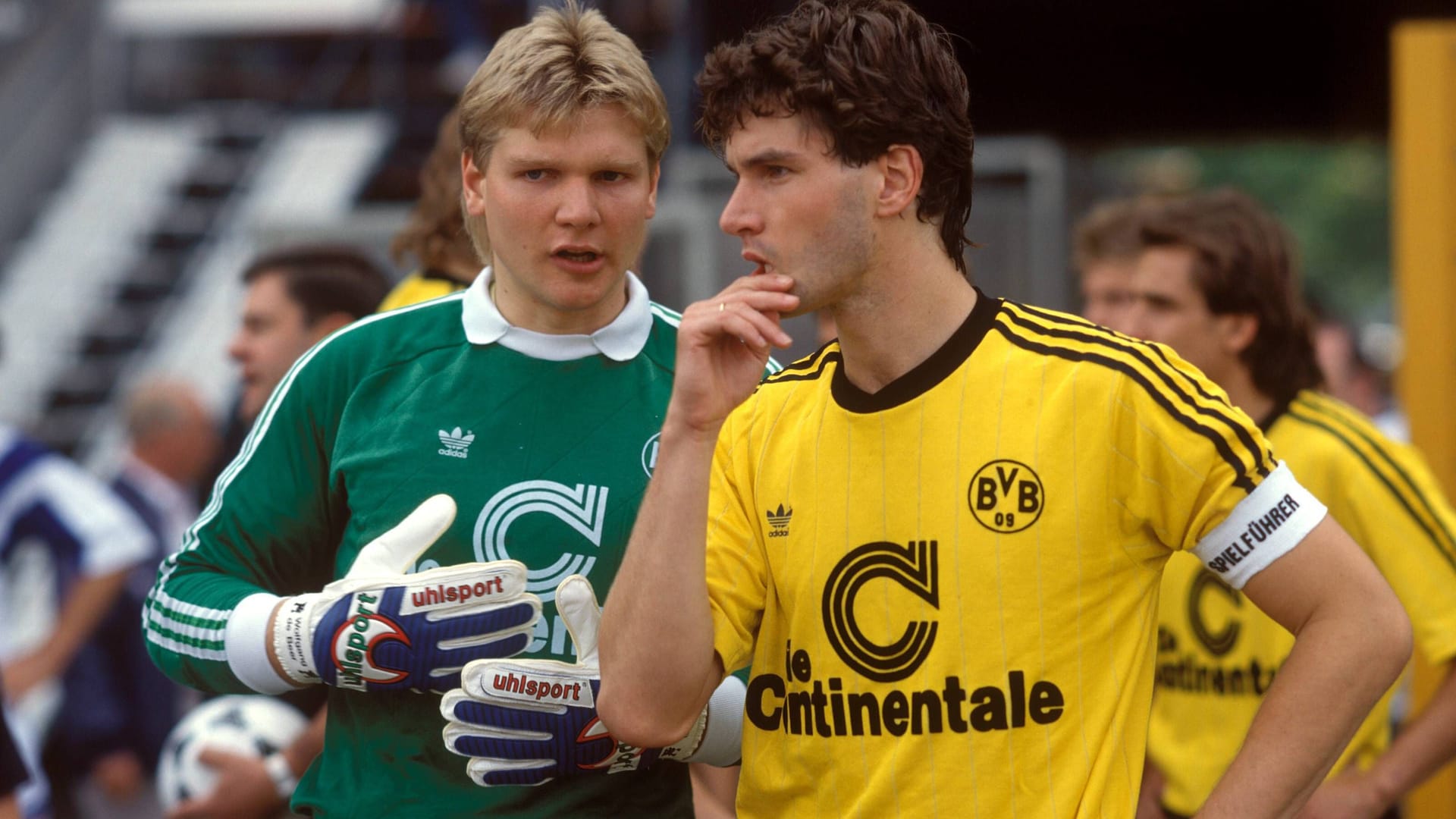 "Teddy" de Beer (l.) bespricht sich 1986 mit Michael Zorc: Erst kurz zuvor war der Schlussmann zum BVB gewechselt.