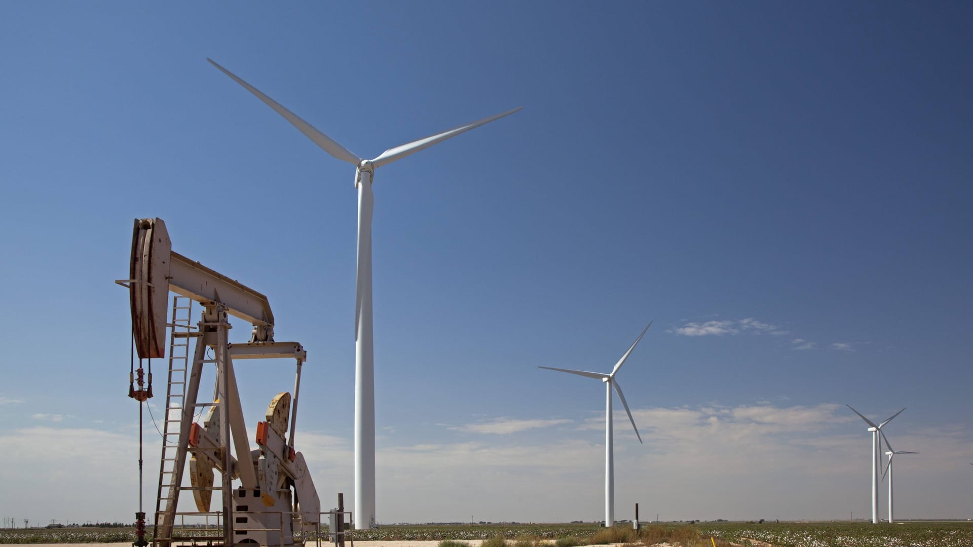 Ölquelle und Windräder in Stanton, Texas: Trump wettert gegen erneuerbare Energie.