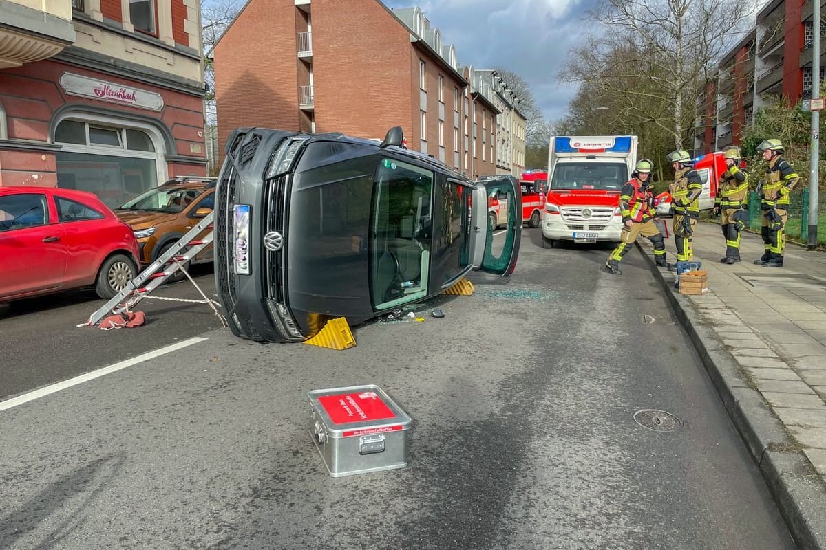 Bei einem Unfall in Essen-Kupferdreh kippte ein Auto nach einem Zusammenstoß auf die Seite.