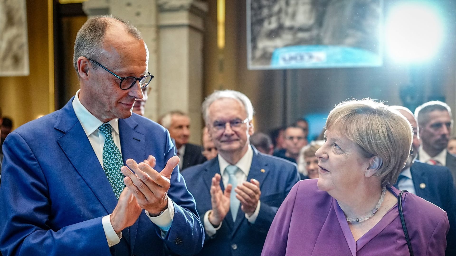 7Merkel contra Merz bei Migrations-Wahlkampf