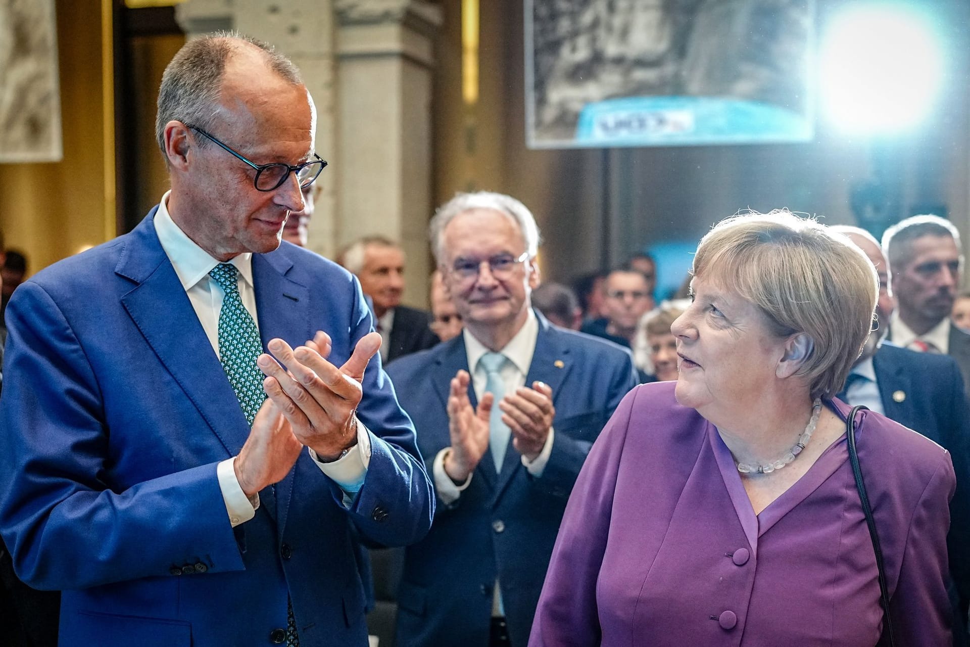 7Merkel contra Merz bei Migrations-Wahlkampf