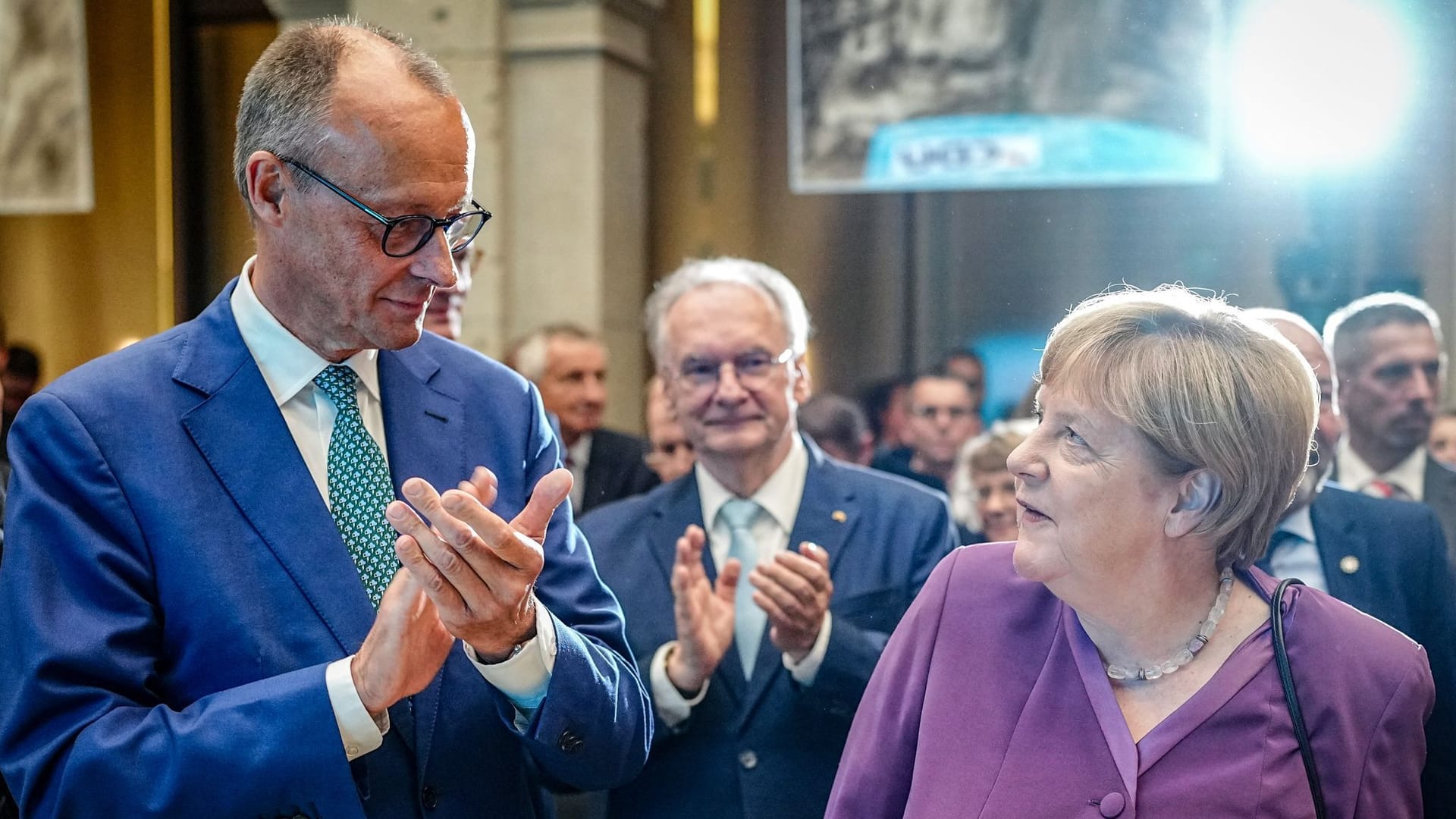 7Merkel contra Merz bei Migrations-Wahlkampf