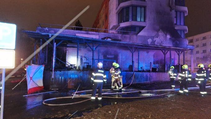 Die Feuerwehr am Unglücksort: Eine Gasflasche war explodiert.