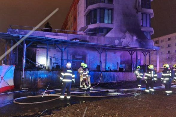 Die Feuerwehr am Unglücksort: Eine Gasflasche war explodiert.