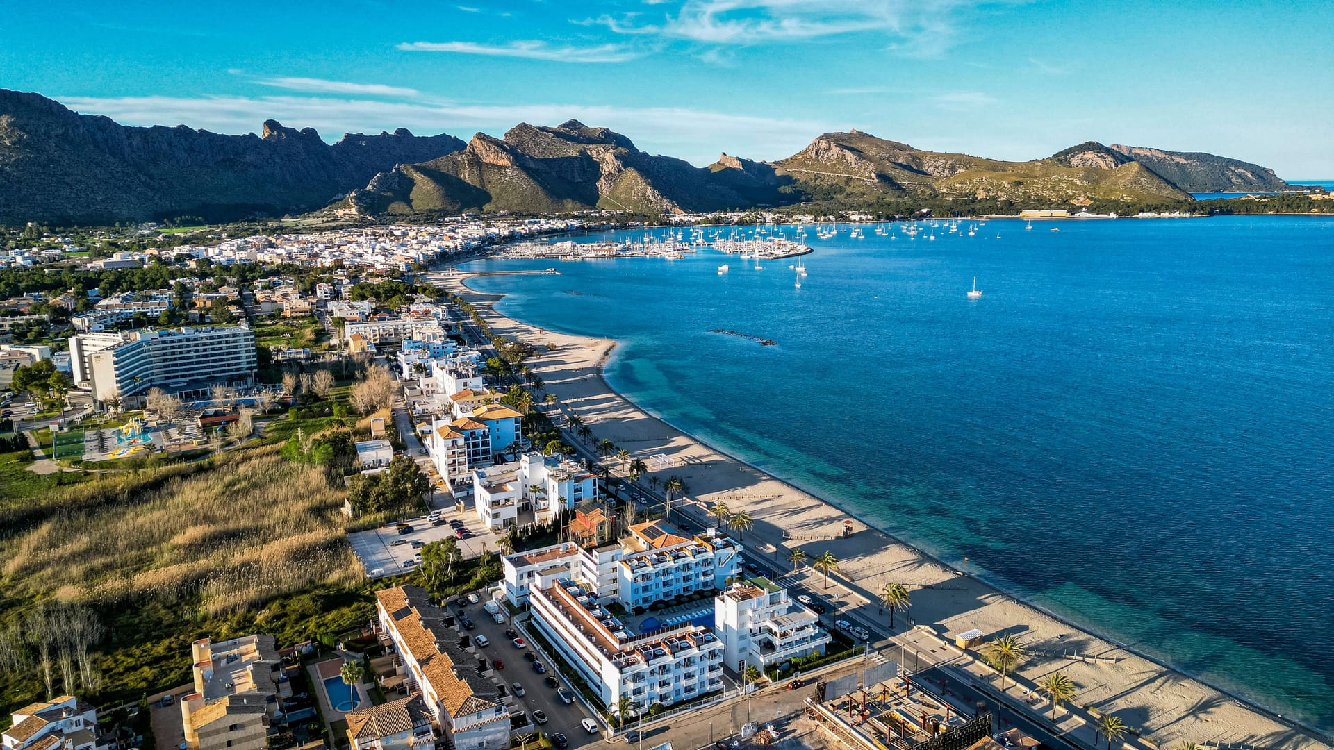 An der Bucht: Ein Blick auf die Hotels in Port de Pollenca.