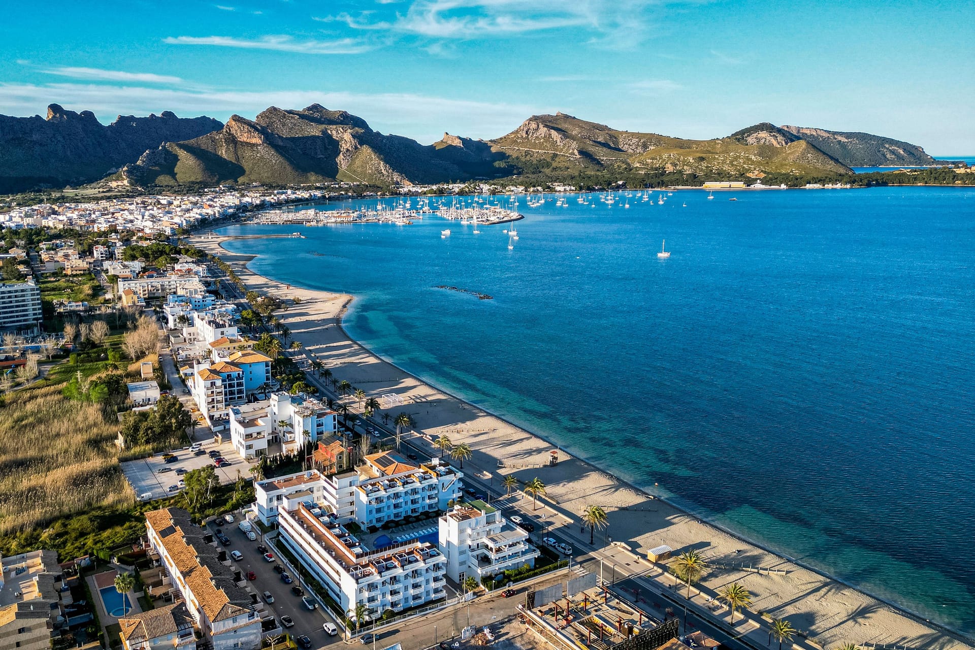 An der Bucht: Ein Blick auf die Hotels in Port de Pollenca.